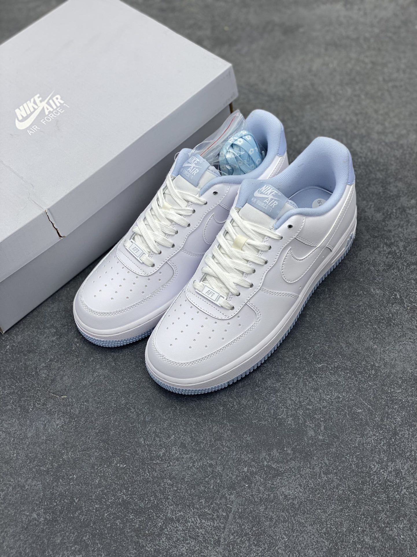 图片[8]-福利特价 Nike Air Force 1\’07 空军一号休闲运动板鞋 白蓝色 原楦头原纸板 打造纯正空军版型#专注外贸渠道 全掌内置蜂窝气垫 #原盒配件 原厂中底钢印、拉帮完美 货号：CQ6915-103 尺码：36 36.5 37.5 38 38.5 39 40 40.5 41 42 42.5 43 44 44.5 45-选品中心