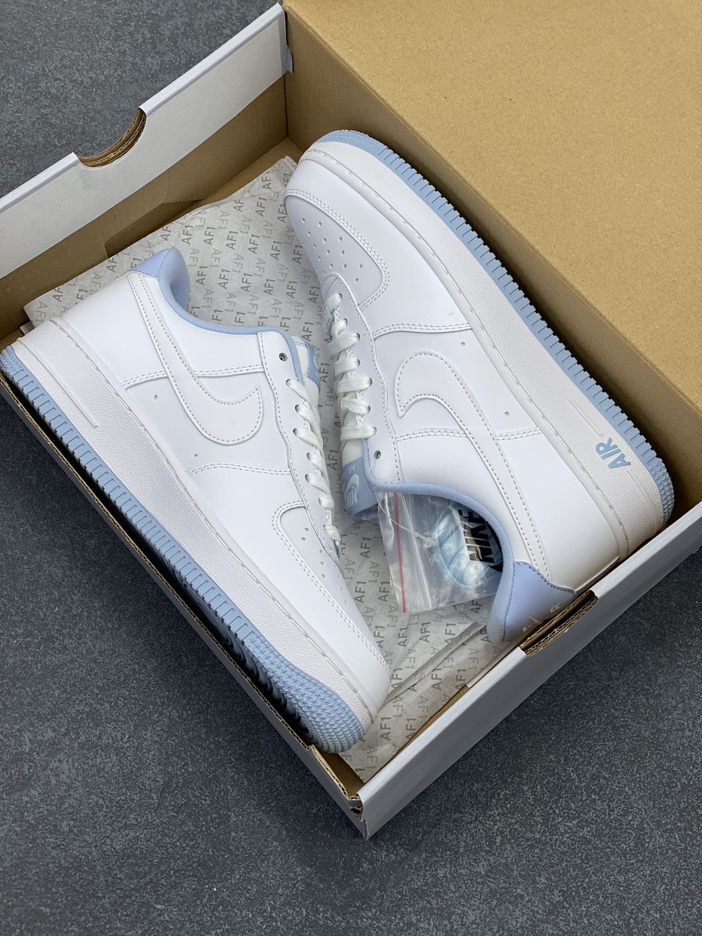 图片[9]-福利特价 Nike Air Force 1\’07 空军一号休闲运动板鞋 白蓝色 原楦头原纸板 打造纯正空军版型#专注外贸渠道 全掌内置蜂窝气垫 #原盒配件 原厂中底钢印、拉帮完美 货号：CQ6915-103 尺码：36 36.5 37.5 38 38.5 39 40 40.5 41 42 42.5 43 44 44.5 45-选品中心