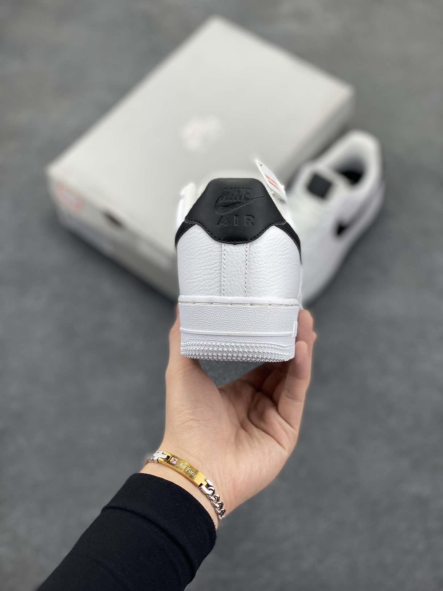 图片[4]-福利特价 Nike Air Force 1\’07 空军一号休闲运动板鞋 白黑 原楦头原纸板 打造纯正空军版型#专注外贸渠道 全掌内置蜂窝气垫 #原盒配件 原厂中底钢印、拉帮完美 货号：315115-152 尺码：36 36.5 37.5 38 38.5 39 40 40.5 41 42 42.5 43 44 44.5 45-选品中心