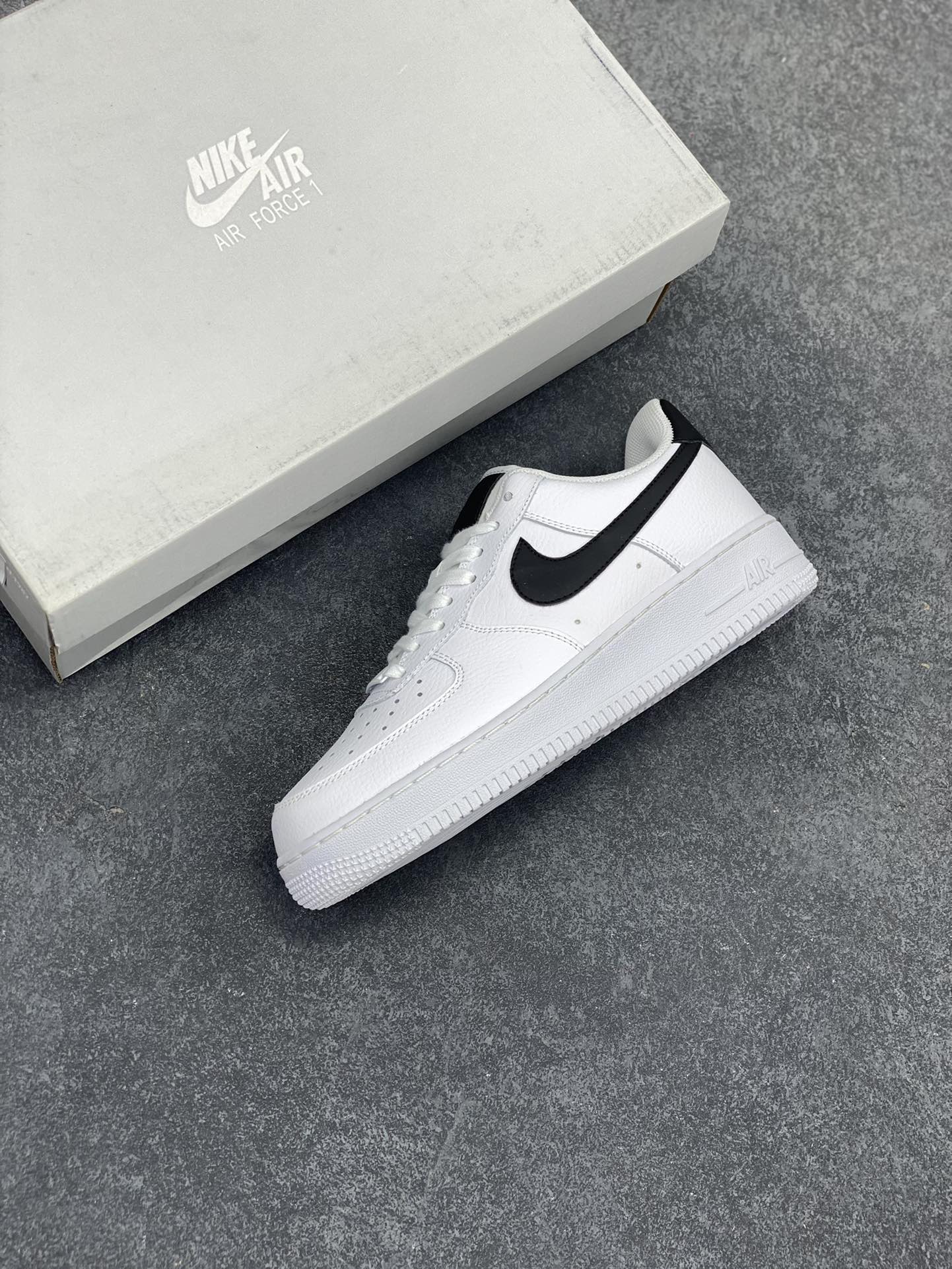 图片[7]-福利特价 Nike Air Force 1\’07 空军一号休闲运动板鞋 白黑 原楦头原纸板 打造纯正空军版型#专注外贸渠道 全掌内置蜂窝气垫 #原盒配件 原厂中底钢印、拉帮完美 货号：315115-152 尺码：36 36.5 37.5 38 38.5 39 40 40.5 41 42 42.5 43 44 44.5 45-选品中心