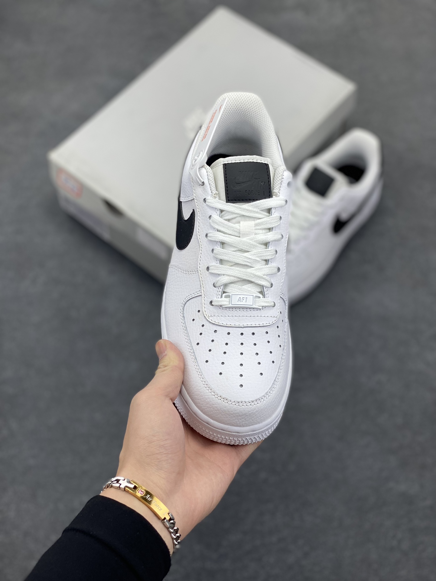 图片[2]-福利特价 Nike Air Force 1\’07 空军一号休闲运动板鞋 白黑 原楦头原纸板 打造纯正空军版型#专注外贸渠道 全掌内置蜂窝气垫 #原盒配件 原厂中底钢印、拉帮完美 货号：315115-152 尺码：36 36.5 37.5 38 38.5 39 40 40.5 41 42 42.5 43 44 44.5 45-选品中心