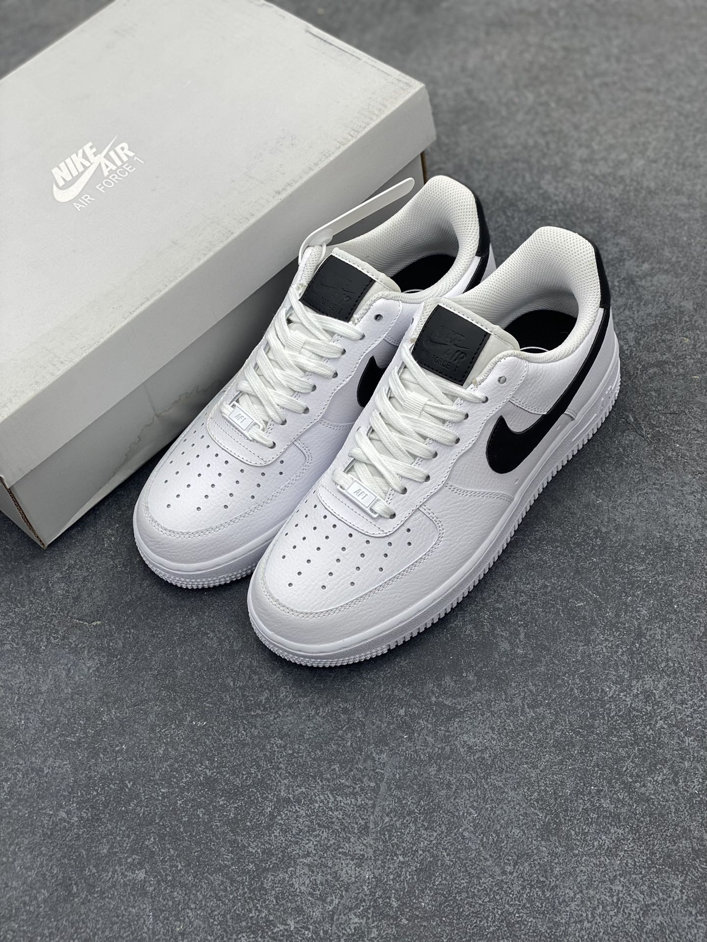 图片[8]-福利特价 Nike Air Force 1\’07 空军一号休闲运动板鞋 白黑 原楦头原纸板 打造纯正空军版型#专注外贸渠道 全掌内置蜂窝气垫 #原盒配件 原厂中底钢印、拉帮完美 货号：315115-152 尺码：36 36.5 37.5 38 38.5 39 40 40.5 41 42 42.5 43 44 44.5 45-选品中心