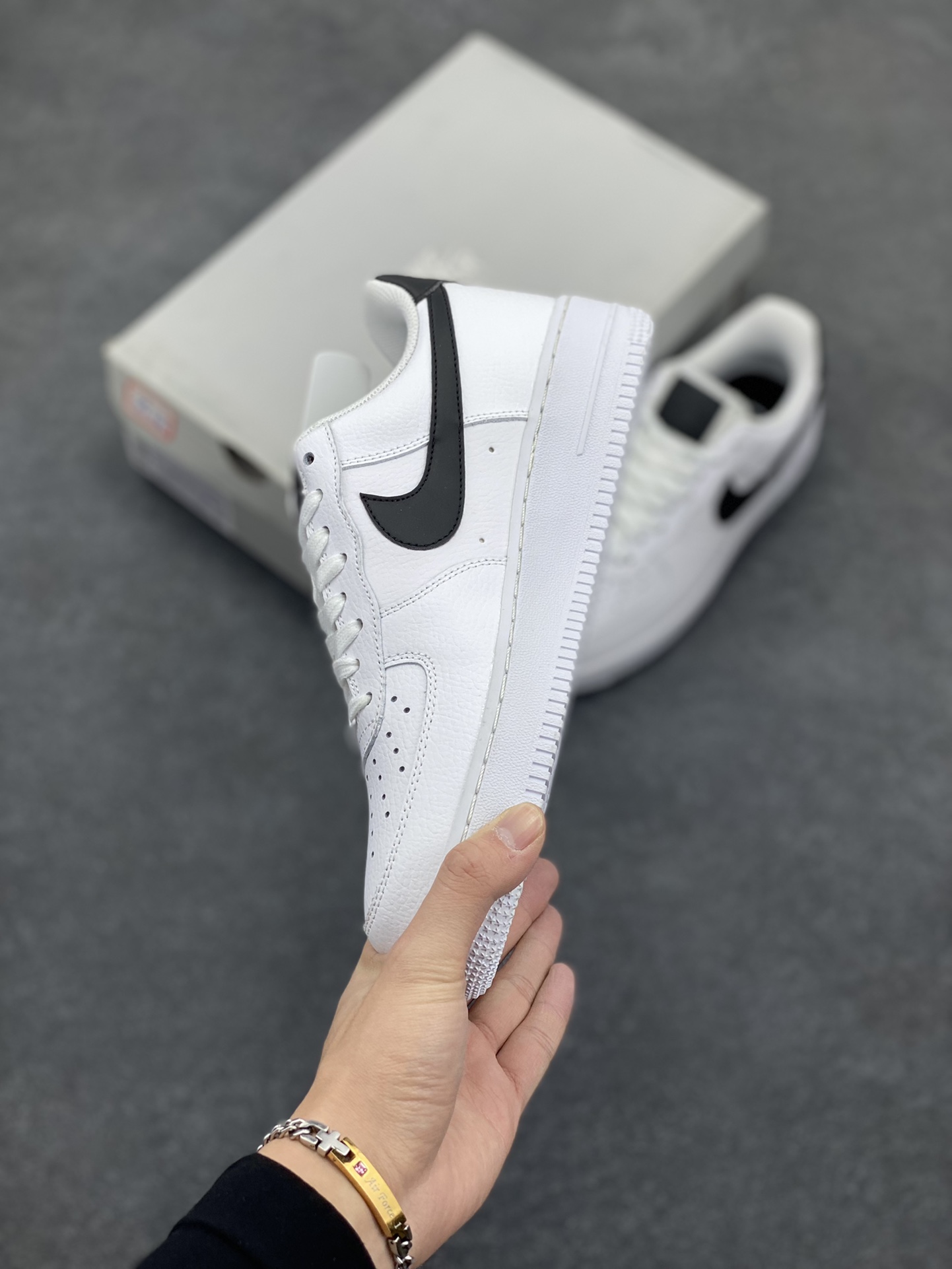 图片[3]-福利特价 Nike Air Force 1\’07 空军一号休闲运动板鞋 白黑 原楦头原纸板 打造纯正空军版型#专注外贸渠道 全掌内置蜂窝气垫 #原盒配件 原厂中底钢印、拉帮完美 货号：315115-152 尺码：36 36.5 37.5 38 38.5 39 40 40.5 41 42 42.5 43 44 44.5 45-选品中心