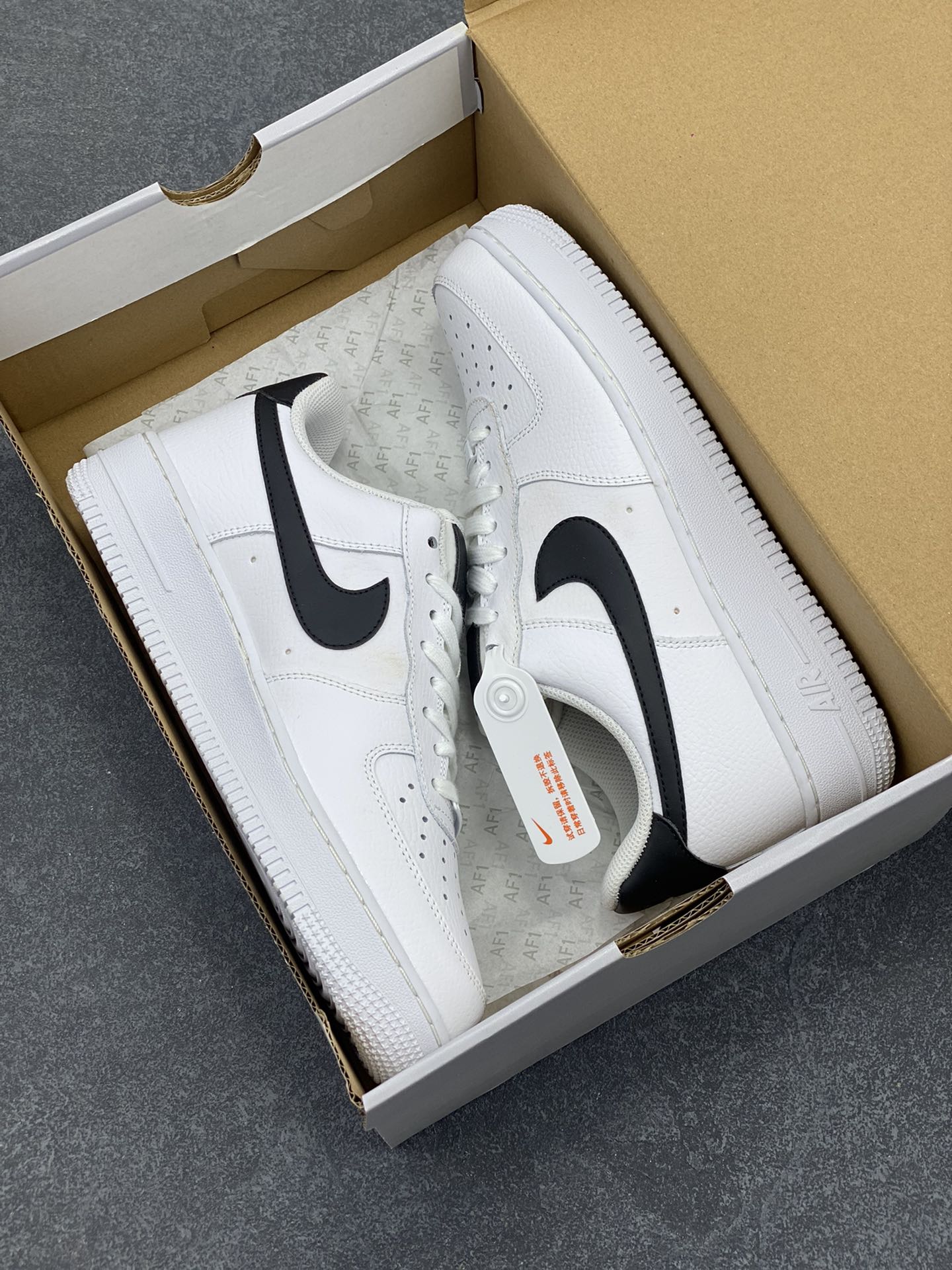 图片[9]-福利特价 Nike Air Force 1\’07 空军一号休闲运动板鞋 白黑 原楦头原纸板 打造纯正空军版型#专注外贸渠道 全掌内置蜂窝气垫 #原盒配件 原厂中底钢印、拉帮完美 货号：315115-152 尺码：36 36.5 37.5 38 38.5 39 40 40.5 41 42 42.5 43 44 44.5 45-选品中心