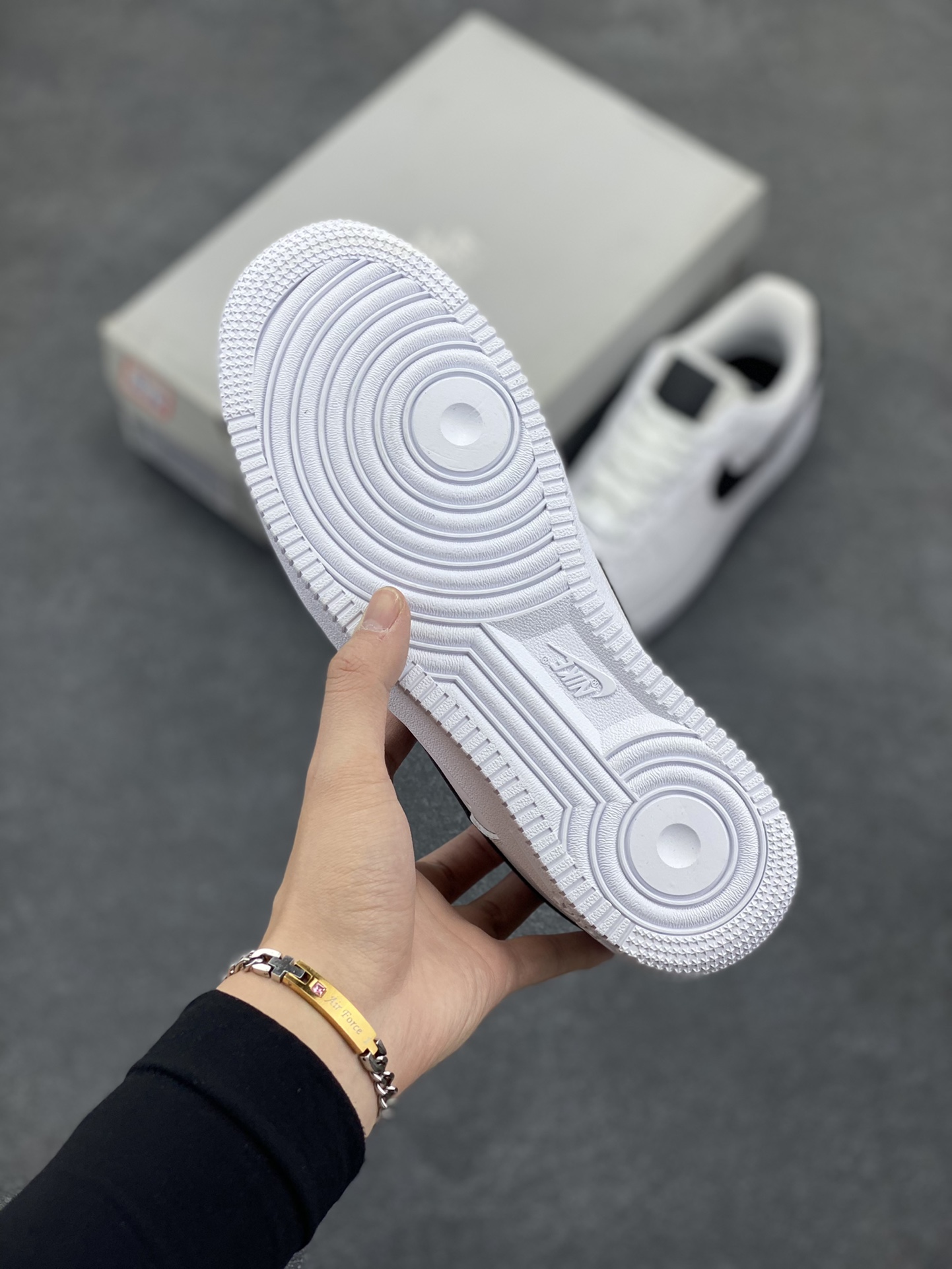 图片[5]-福利特价 Nike Air Force 1\’07 空军一号休闲运动板鞋 白黑 原楦头原纸板 打造纯正空军版型#专注外贸渠道 全掌内置蜂窝气垫 #原盒配件 原厂中底钢印、拉帮完美 货号：315115-152 尺码：36 36.5 37.5 38 38.5 39 40 40.5 41 42 42.5 43 44 44.5 45-选品中心