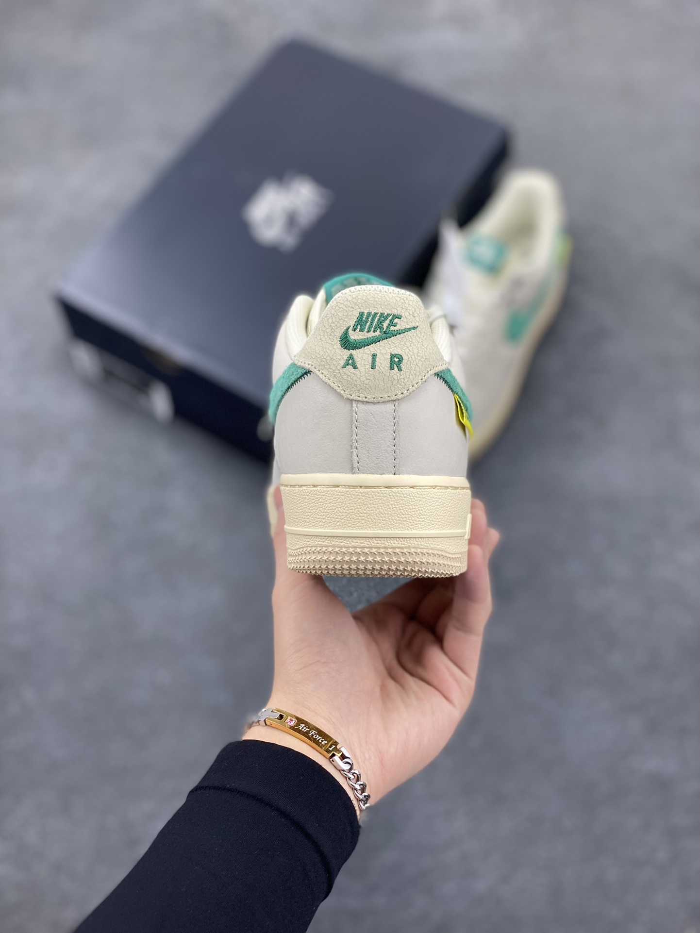 图片[4]-福利特价 NK Air Force 1 空军一号 灰白绿 原楦头原纸板 打造纯正空军版型#专注外贸渠道 全掌内置蜂窝气垫 #原盒配件 原厂中底钢印、拉帮完美 货号：DO5876-100 尺码：36 36.5 37.5 38 38.5 39 40 40.5 41 42 42.5 43 44 44.5 45-选品中心