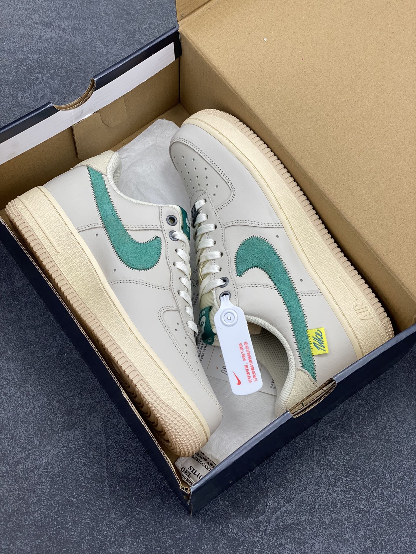 图片[9]-福利特价 NK Air Force 1 空军一号 灰白绿 原楦头原纸板 打造纯正空军版型#专注外贸渠道 全掌内置蜂窝气垫 #原盒配件 原厂中底钢印、拉帮完美 货号：DO5876-100 尺码：36 36.5 37.5 38 38.5 39 40 40.5 41 42 42.5 43 44 44.5 45-选品中心