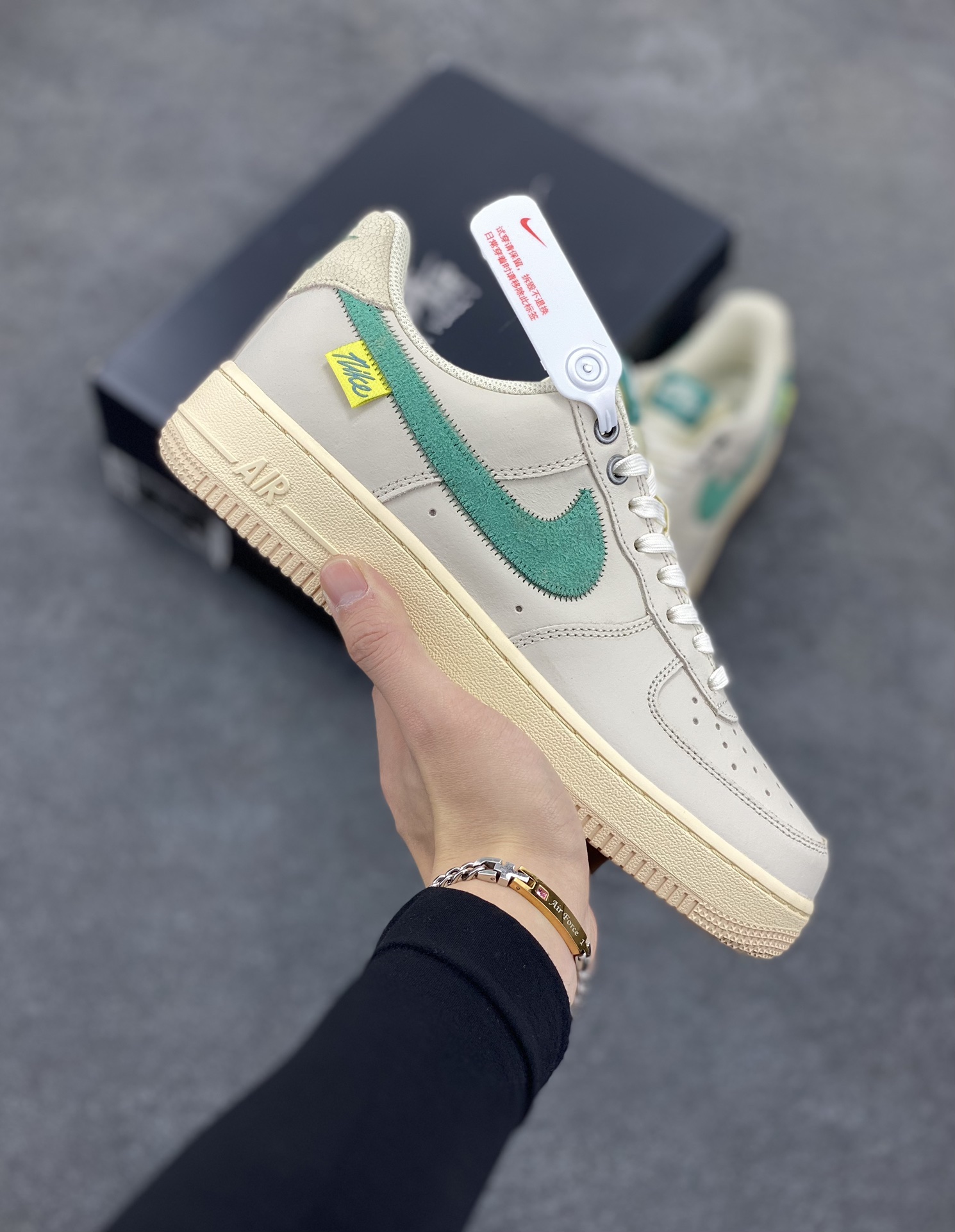 福利特价 NK Air Force 1 空军一号 灰白绿 原楦头原纸板 打造纯正空军版型#专注外贸渠道 全掌内置蜂窝气垫 #原盒配件 原厂中底钢印、拉帮完美 货号：DO5876-100 尺码：36 36.5 37.5 38 38.5 39 40 40.5 41 42 42.5 43 44 44.5 45-选品中心