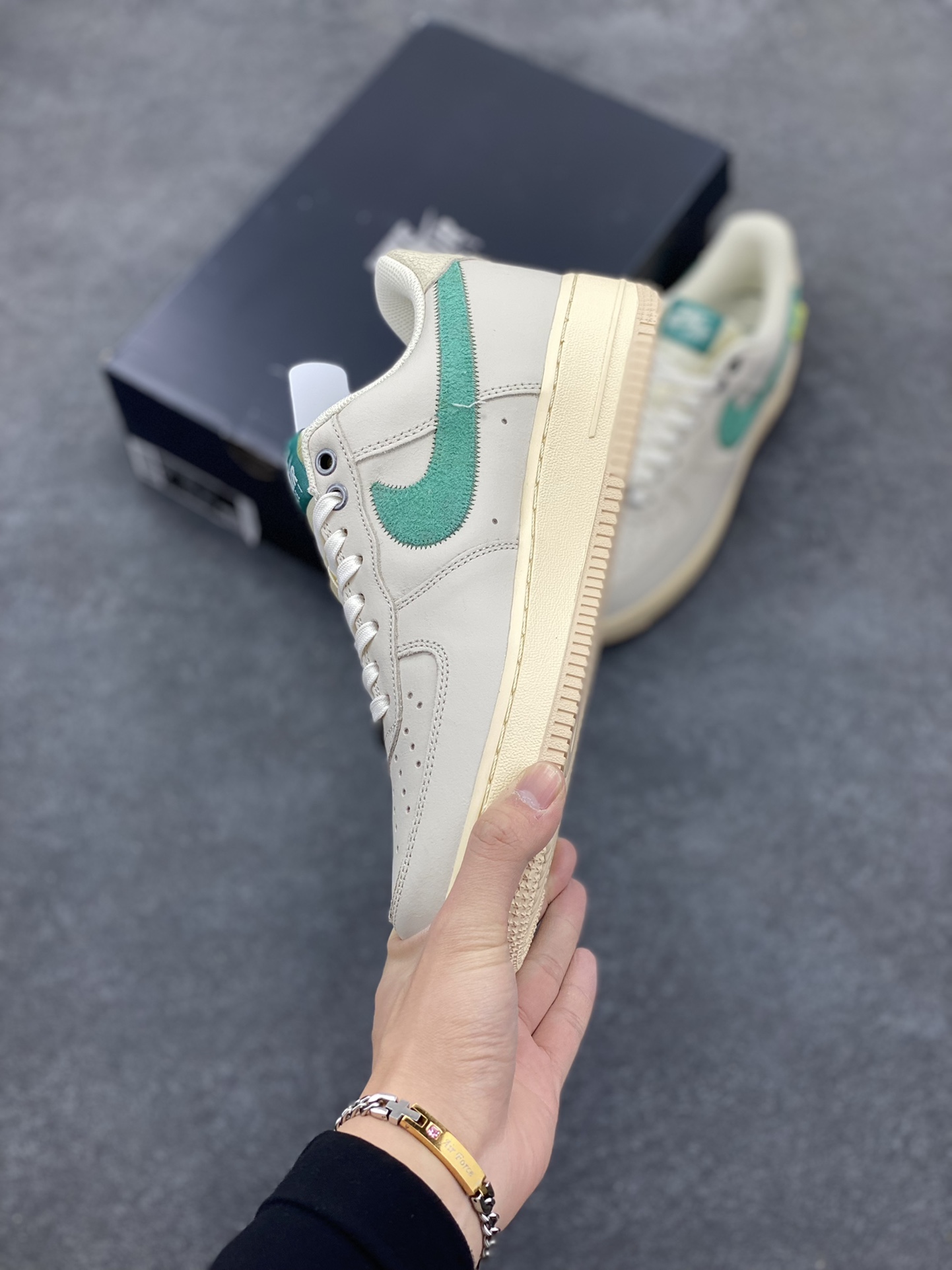 图片[3]-福利特价 NK Air Force 1 空军一号 灰白绿 原楦头原纸板 打造纯正空军版型#专注外贸渠道 全掌内置蜂窝气垫 #原盒配件 原厂中底钢印、拉帮完美 货号：DO5876-100 尺码：36 36.5 37.5 38 38.5 39 40 40.5 41 42 42.5 43 44 44.5 45-选品中心