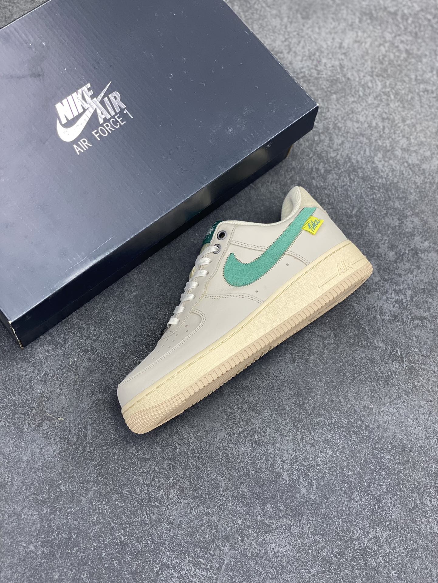 图片[7]-福利特价 NK Air Force 1 空军一号 灰白绿 原楦头原纸板 打造纯正空军版型#专注外贸渠道 全掌内置蜂窝气垫 #原盒配件 原厂中底钢印、拉帮完美 货号：DO5876-100 尺码：36 36.5 37.5 38 38.5 39 40 40.5 41 42 42.5 43 44 44.5 45-选品中心