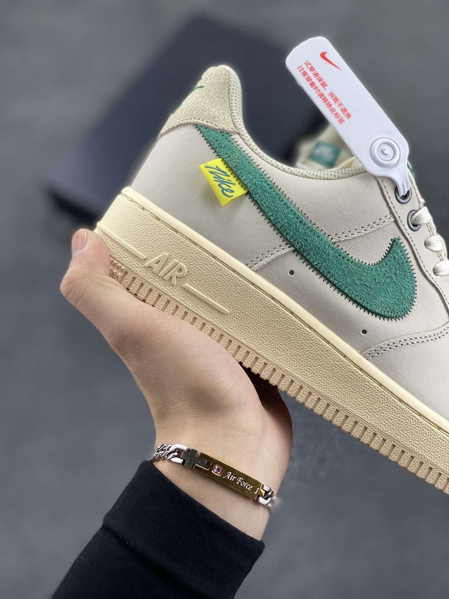 图片[6]-福利特价 NK Air Force 1 空军一号 灰白绿 原楦头原纸板 打造纯正空军版型#专注外贸渠道 全掌内置蜂窝气垫 #原盒配件 原厂中底钢印、拉帮完美 货号：DO5876-100 尺码：36 36.5 37.5 38 38.5 39 40 40.5 41 42 42.5 43 44 44.5 45-选品中心