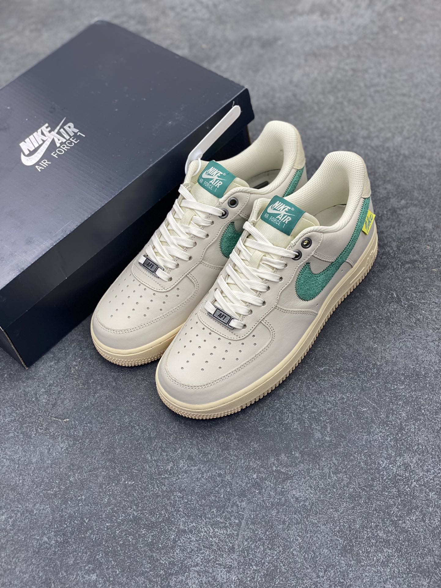 图片[8]-福利特价 NK Air Force 1 空军一号 灰白绿 原楦头原纸板 打造纯正空军版型#专注外贸渠道 全掌内置蜂窝气垫 #原盒配件 原厂中底钢印、拉帮完美 货号：DO5876-100 尺码：36 36.5 37.5 38 38.5 39 40 40.5 41 42 42.5 43 44 44.5 45-选品中心