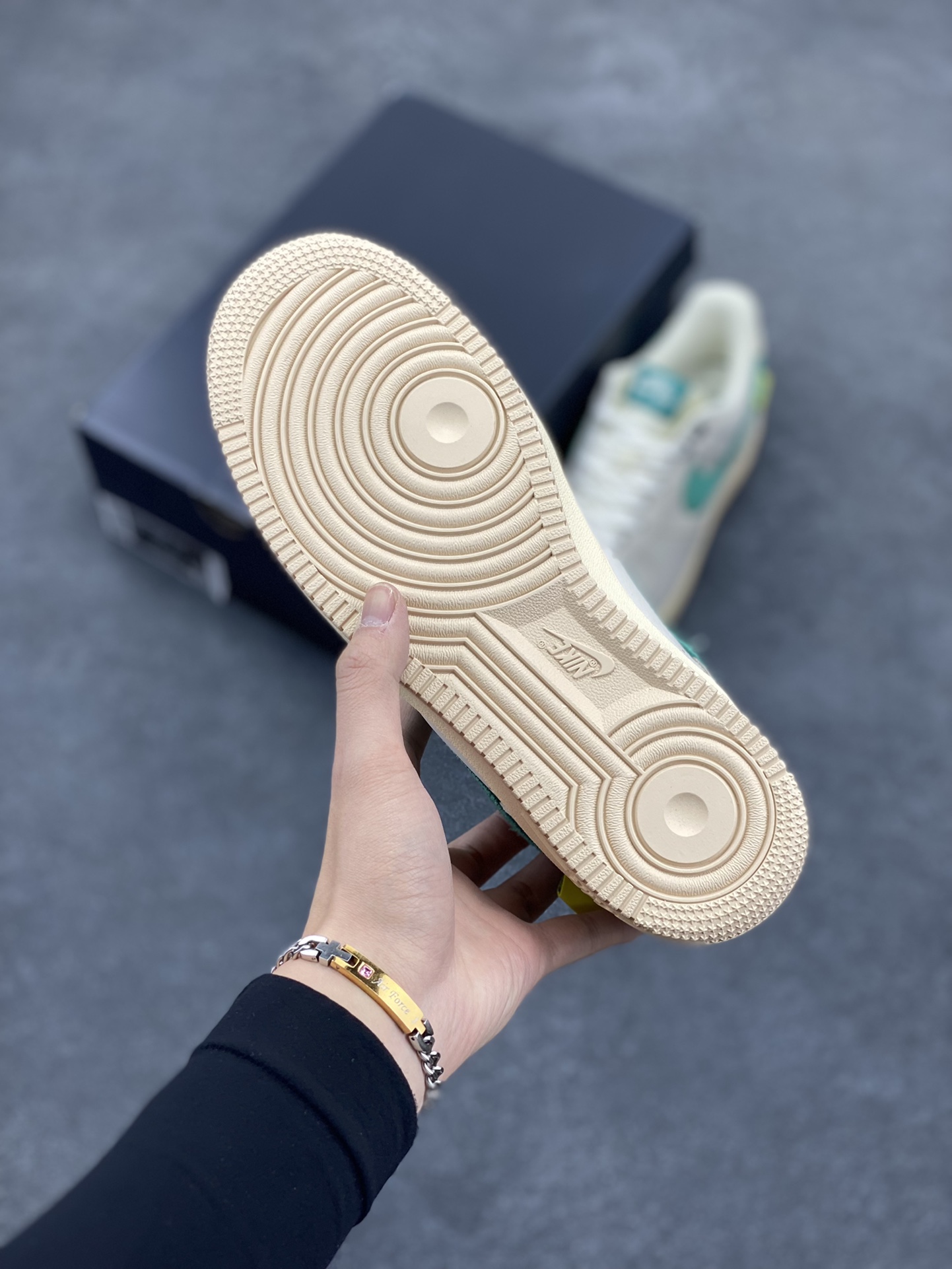 图片[5]-福利特价 NK Air Force 1 空军一号 灰白绿 原楦头原纸板 打造纯正空军版型#专注外贸渠道 全掌内置蜂窝气垫 #原盒配件 原厂中底钢印、拉帮完美 货号：DO5876-100 尺码：36 36.5 37.5 38 38.5 39 40 40.5 41 42 42.5 43 44 44.5 45-选品中心