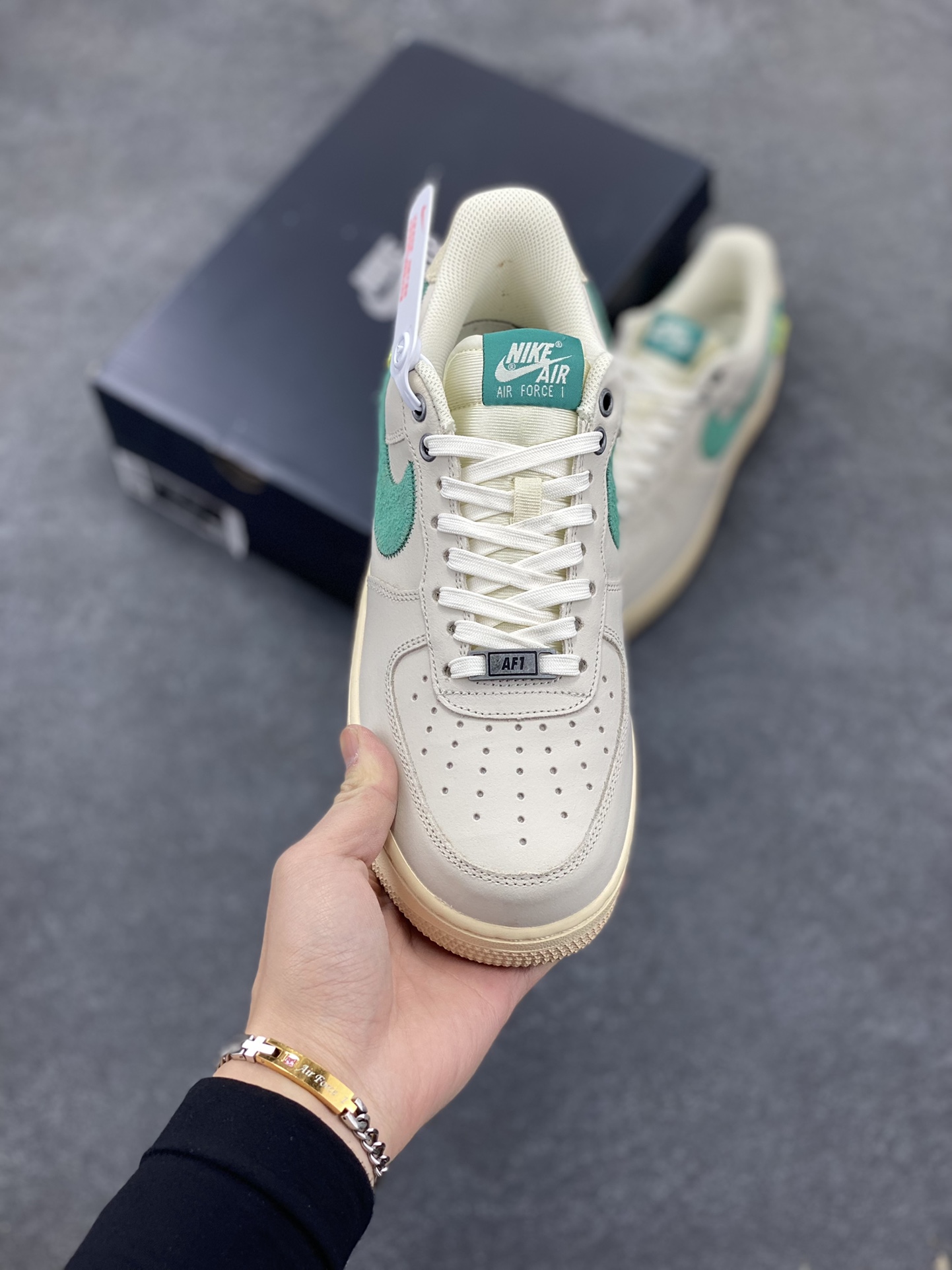 图片[2]-福利特价 NK Air Force 1 空军一号 灰白绿 原楦头原纸板 打造纯正空军版型#专注外贸渠道 全掌内置蜂窝气垫 #原盒配件 原厂中底钢印、拉帮完美 货号：DO5876-100 尺码：36 36.5 37.5 38 38.5 39 40 40.5 41 42 42.5 43 44 44.5 45-选品中心