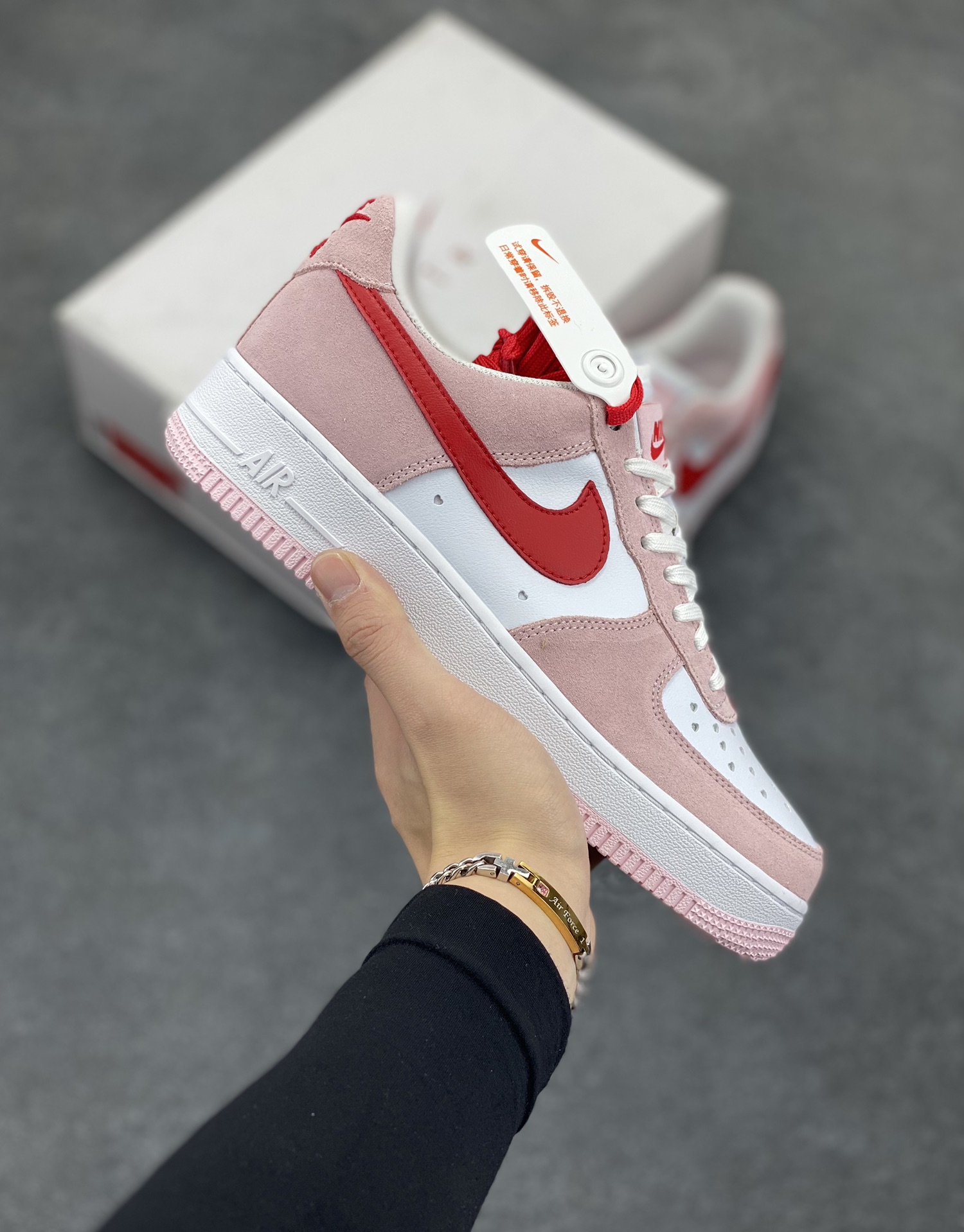 福利特价 Air force 1‘07 QS“Valentine‘s Day” 粉红 情人节空军一号 原楦头原纸板 纯正空军版型 专注外贸渠道 全掌内置蜂窝气垫 #原盒配件 原厂中底钢印、拉帮完美 货号:DD3384-600 尺码:36 36.5 37.5 38 38.5 39 40 40.5 41 42 42.5 43 44 44.5 45-选品中心