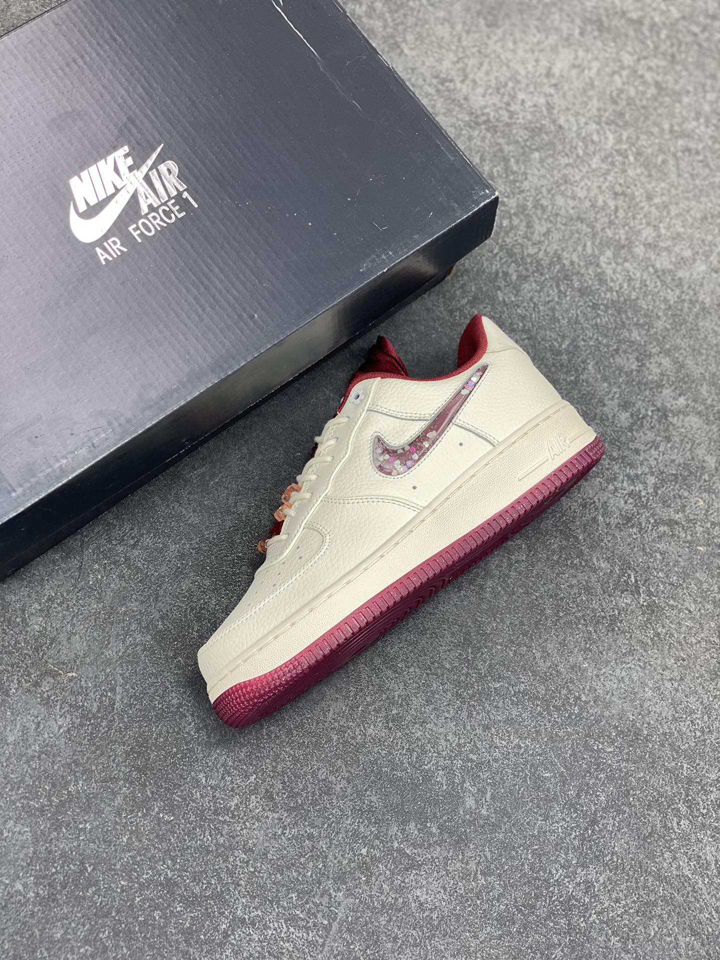 图片[7]-福利特价 Air Force 1 ‘07 Low 新款情人节 原楦头原纸板 打造纯正空军版型 #专注外贸渠道 全掌内置蜂窝气垫 #原盒配件 原厂中底钢印、拉帮完美 货号：FD5068-161 尺码：36 36.5 37.5 38 38.5 39 40 40.5 41 42 42.5 43 44 44.5 45-选品中心