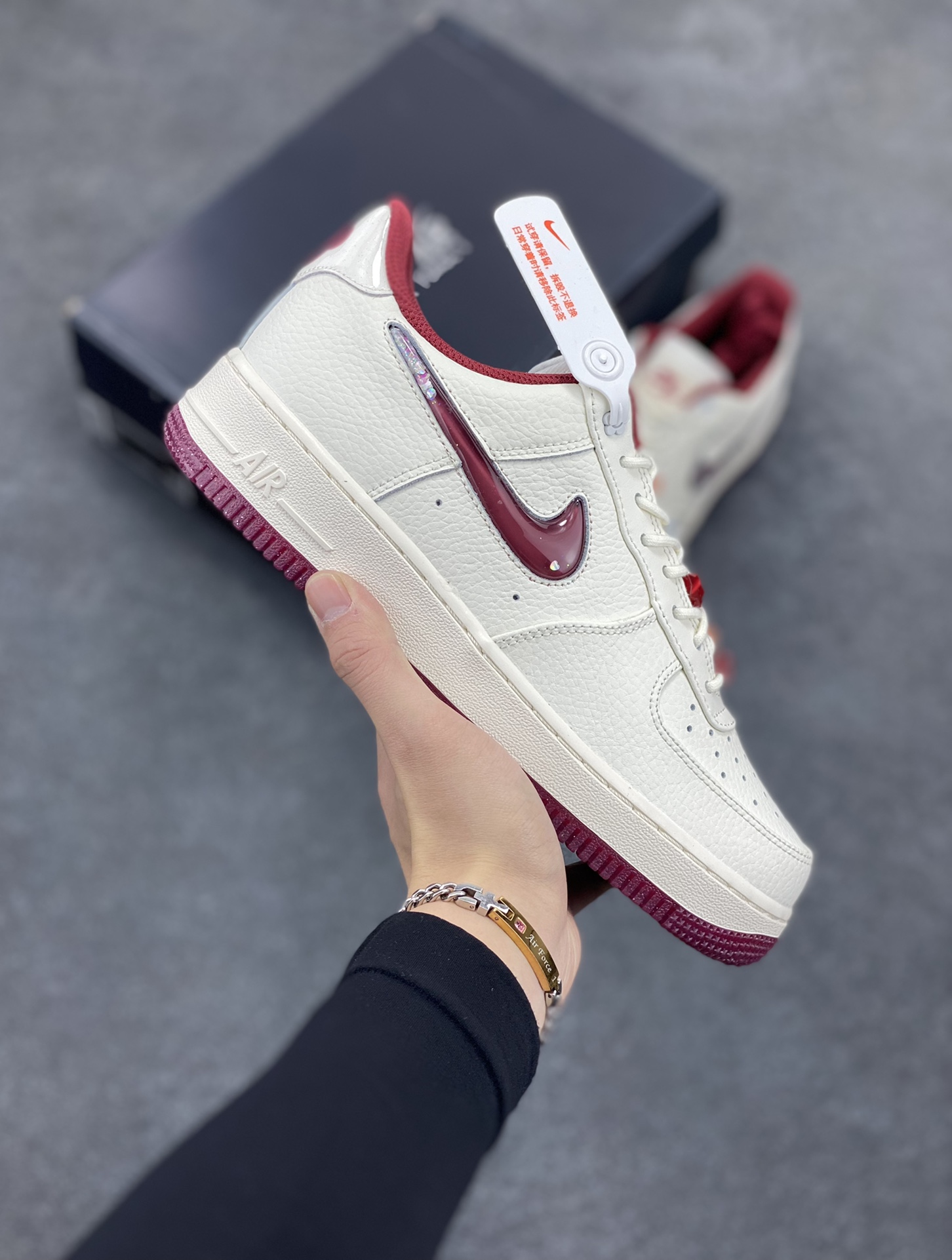 福利特价 Air Force 1 ‘07 Low 新款情人节 原楦头原纸板 打造纯正空军版型 #专注外贸渠道 全掌内置蜂窝气垫 #原盒配件 原厂中底钢印、拉帮完美 货号：FD5068-161 尺码：36 36.5 37.5 38 38.5 39 40 40.5 41 42 42.5 43 44 44.5 45-选品中心