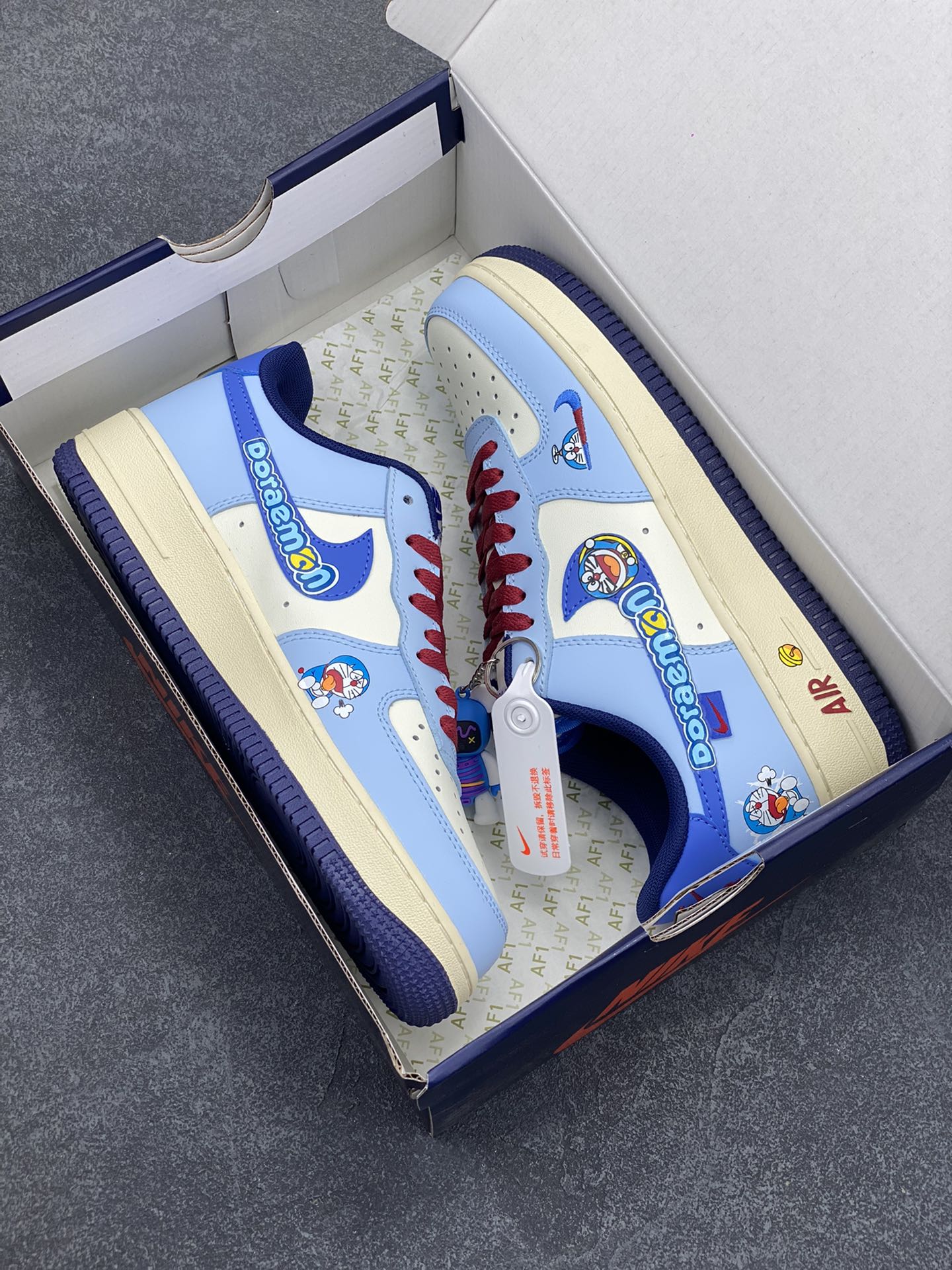 图片[9]-漫画系列 #哆啦A梦 ✨Nike Air Force 1 Low \”竹蜻蜓”“Bamboo dragonfly” 在哆啦A梦的故事中，竹蜻蜓是一种极为方便的交通工具。它让主人公大雄等角色能够轻松地在天空中飞行，无论是去上学、探索远方，还是躲避危险。它为角色们提供了一种超越地面限制的出行方式，让他们可以俯瞰城市的风景，穿梭在高楼大厦之间，或者快速地到达一些平时难以到达的地方。  货号：XL2420-333  尺码： 36 36.5 37 38 38.5 39 40 40.5 41 42 42.5 43 44 44.5 45-选品中心