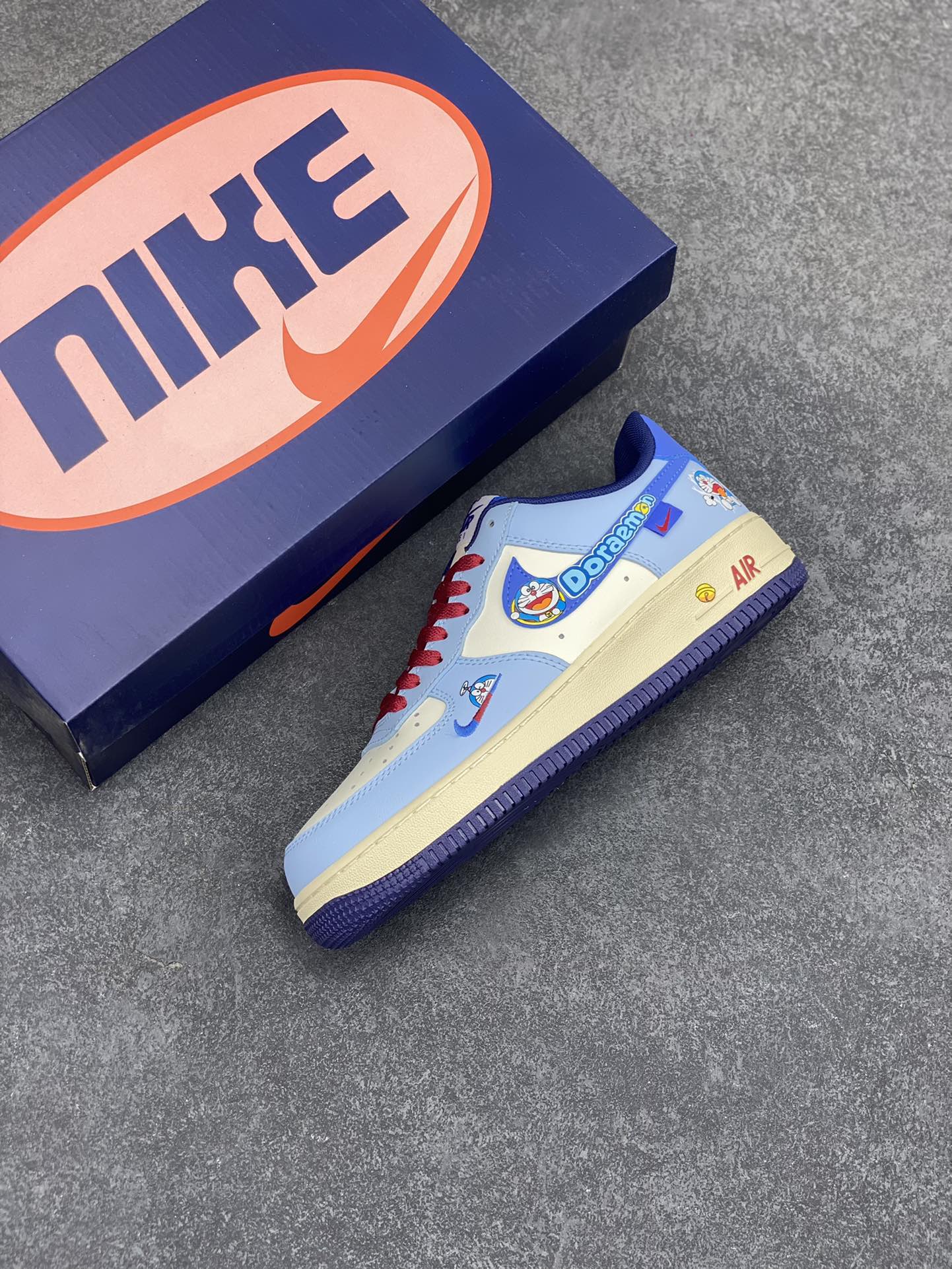 图片[7]-漫画系列 #哆啦A梦 ✨Nike Air Force 1 Low \”竹蜻蜓”“Bamboo dragonfly” 在哆啦A梦的故事中，竹蜻蜓是一种极为方便的交通工具。它让主人公大雄等角色能够轻松地在天空中飞行，无论是去上学、探索远方，还是躲避危险。它为角色们提供了一种超越地面限制的出行方式，让他们可以俯瞰城市的风景，穿梭在高楼大厦之间，或者快速地到达一些平时难以到达的地方。  货号：XL2420-333  尺码： 36 36.5 37 38 38.5 39 40 40.5 41 42 42.5 43 44 44.5 45-选品中心