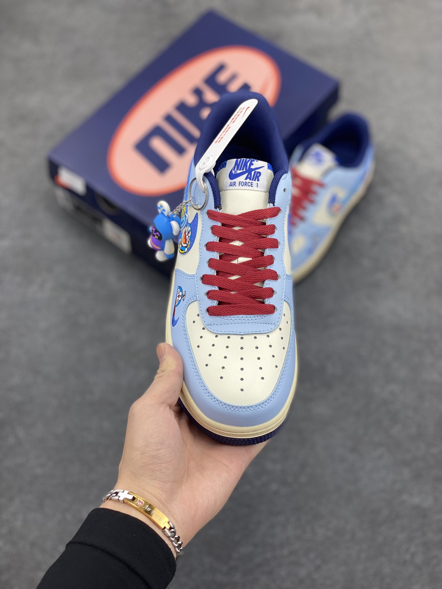图片[2]-漫画系列 #哆啦A梦 ✨Nike Air Force 1 Low \”竹蜻蜓”“Bamboo dragonfly” 在哆啦A梦的故事中，竹蜻蜓是一种极为方便的交通工具。它让主人公大雄等角色能够轻松地在天空中飞行，无论是去上学、探索远方，还是躲避危险。它为角色们提供了一种超越地面限制的出行方式，让他们可以俯瞰城市的风景，穿梭在高楼大厦之间，或者快速地到达一些平时难以到达的地方。  货号：XL2420-333  尺码： 36 36.5 37 38 38.5 39 40 40.5 41 42 42.5 43 44 44.5 45-选品中心