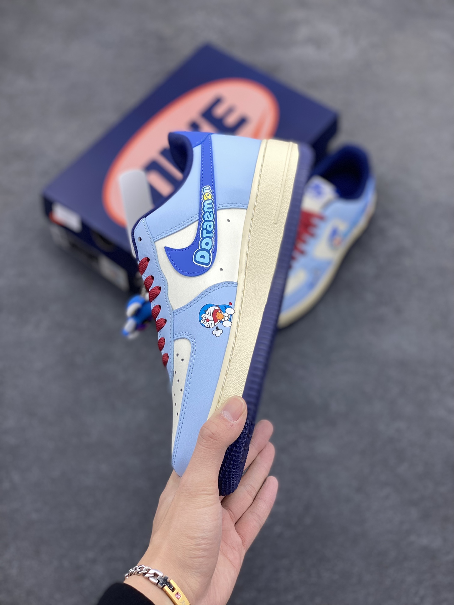 图片[3]-漫画系列 #哆啦A梦 ✨Nike Air Force 1 Low \”竹蜻蜓”“Bamboo dragonfly” 在哆啦A梦的故事中，竹蜻蜓是一种极为方便的交通工具。它让主人公大雄等角色能够轻松地在天空中飞行，无论是去上学、探索远方，还是躲避危险。它为角色们提供了一种超越地面限制的出行方式，让他们可以俯瞰城市的风景，穿梭在高楼大厦之间，或者快速地到达一些平时难以到达的地方。  货号：XL2420-333  尺码： 36 36.5 37 38 38.5 39 40 40.5 41 42 42.5 43 44 44.5 45-选品中心