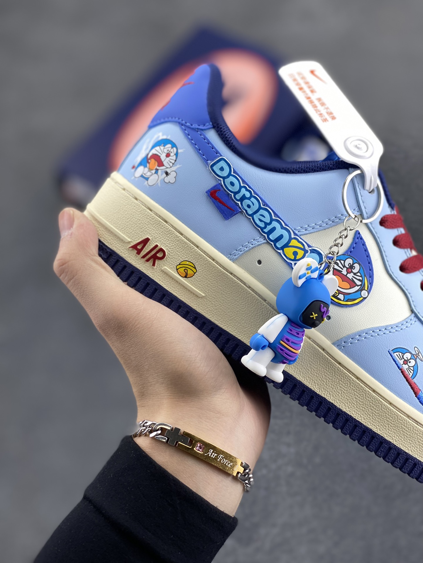 图片[6]-漫画系列 #哆啦A梦 ✨Nike Air Force 1 Low \”竹蜻蜓”“Bamboo dragonfly” 在哆啦A梦的故事中，竹蜻蜓是一种极为方便的交通工具。它让主人公大雄等角色能够轻松地在天空中飞行，无论是去上学、探索远方，还是躲避危险。它为角色们提供了一种超越地面限制的出行方式，让他们可以俯瞰城市的风景，穿梭在高楼大厦之间，或者快速地到达一些平时难以到达的地方。  货号：XL2420-333  尺码： 36 36.5 37 38 38.5 39 40 40.5 41 42 42.5 43 44 44.5 45-选品中心