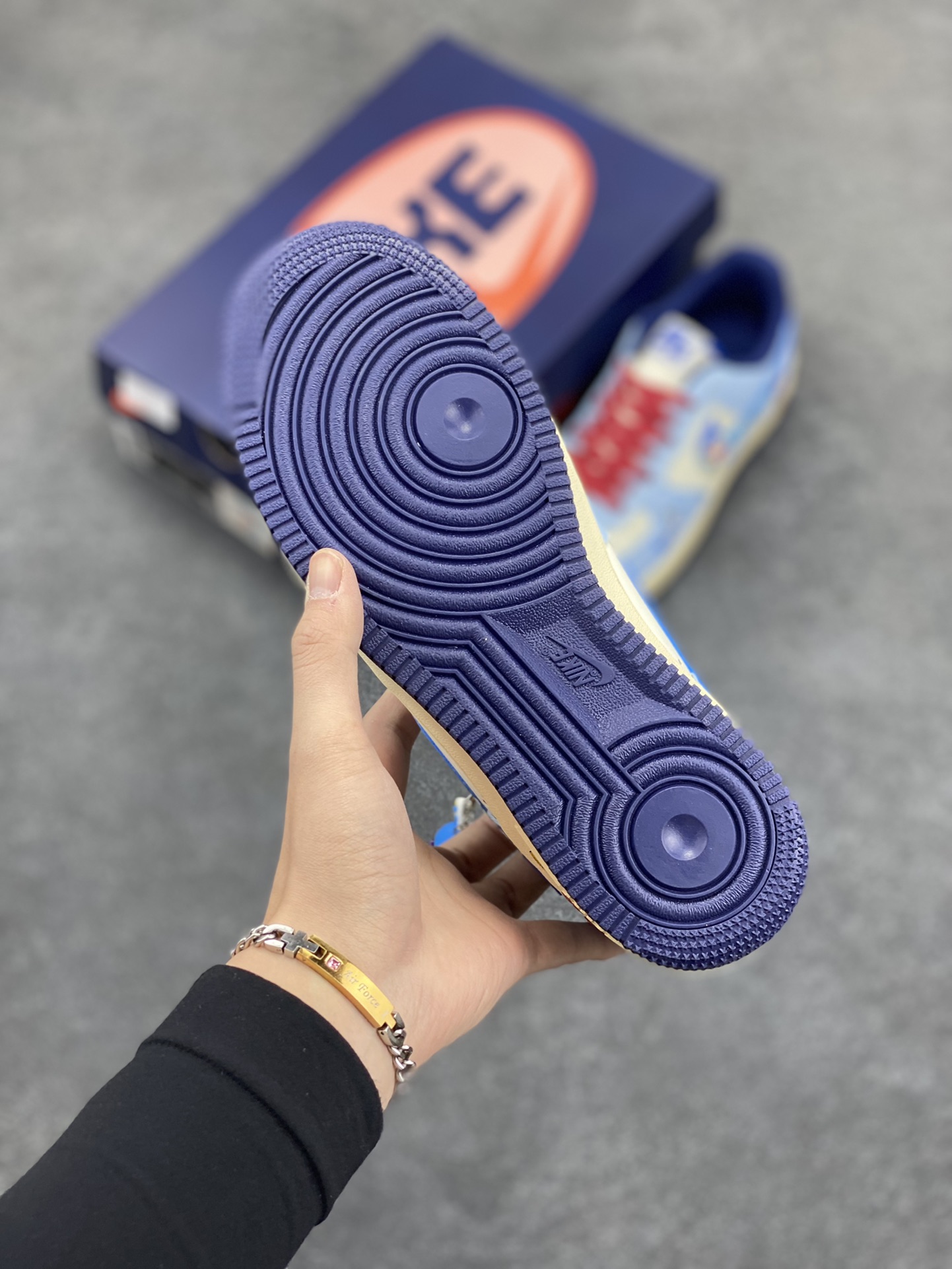 图片[5]-漫画系列 #哆啦A梦 ✨Nike Air Force 1 Low \”竹蜻蜓”“Bamboo dragonfly” 在哆啦A梦的故事中，竹蜻蜓是一种极为方便的交通工具。它让主人公大雄等角色能够轻松地在天空中飞行，无论是去上学、探索远方，还是躲避危险。它为角色们提供了一种超越地面限制的出行方式，让他们可以俯瞰城市的风景，穿梭在高楼大厦之间，或者快速地到达一些平时难以到达的地方。  货号：XL2420-333  尺码： 36 36.5 37 38 38.5 39 40 40.5 41 42 42.5 43 44 44.5 45-选品中心