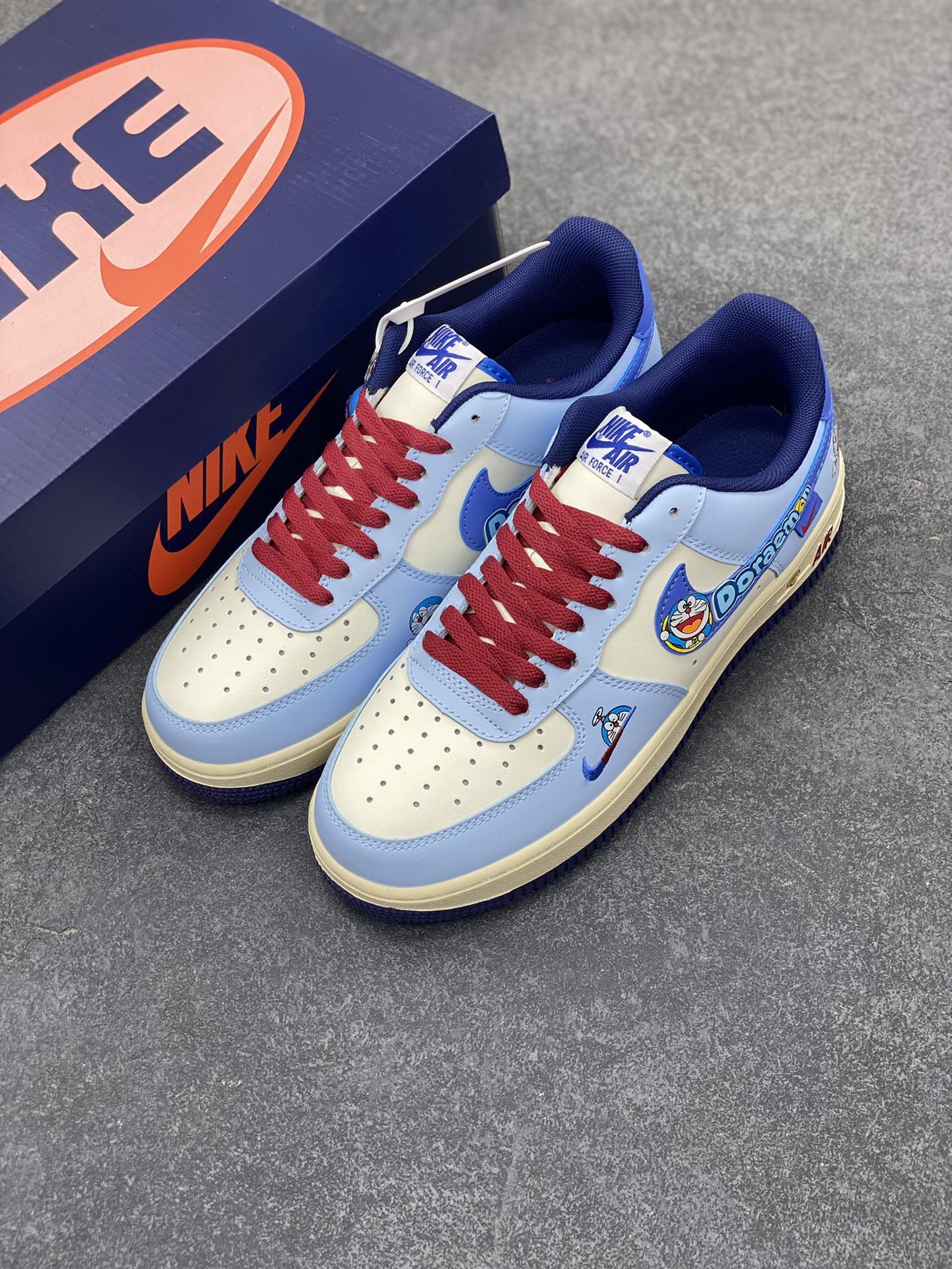 图片[8]-漫画系列 #哆啦A梦 ✨Nike Air Force 1 Low \”竹蜻蜓”“Bamboo dragonfly” 在哆啦A梦的故事中，竹蜻蜓是一种极为方便的交通工具。它让主人公大雄等角色能够轻松地在天空中飞行，无论是去上学、探索远方，还是躲避危险。它为角色们提供了一种超越地面限制的出行方式，让他们可以俯瞰城市的风景，穿梭在高楼大厦之间，或者快速地到达一些平时难以到达的地方。  货号：XL2420-333  尺码： 36 36.5 37 38 38.5 39 40 40.5 41 42 42.5 43 44 44.5 45-选品中心