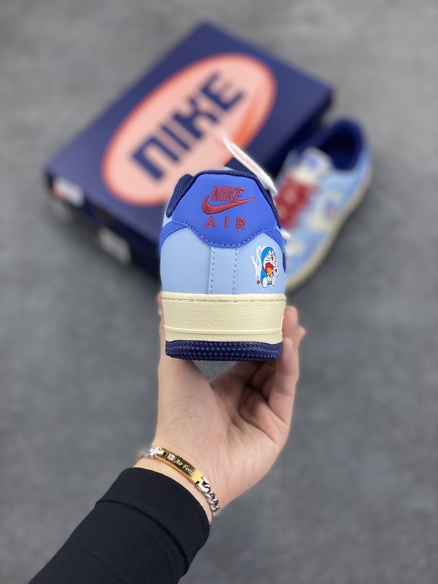 图片[4]-漫画系列 #哆啦A梦 ✨Nike Air Force 1 Low \”竹蜻蜓”“Bamboo dragonfly” 在哆啦A梦的故事中，竹蜻蜓是一种极为方便的交通工具。它让主人公大雄等角色能够轻松地在天空中飞行，无论是去上学、探索远方，还是躲避危险。它为角色们提供了一种超越地面限制的出行方式，让他们可以俯瞰城市的风景，穿梭在高楼大厦之间，或者快速地到达一些平时难以到达的地方。  货号：XL2420-333  尺码： 36 36.5 37 38 38.5 39 40 40.5 41 42 42.5 43 44 44.5 45-选品中心