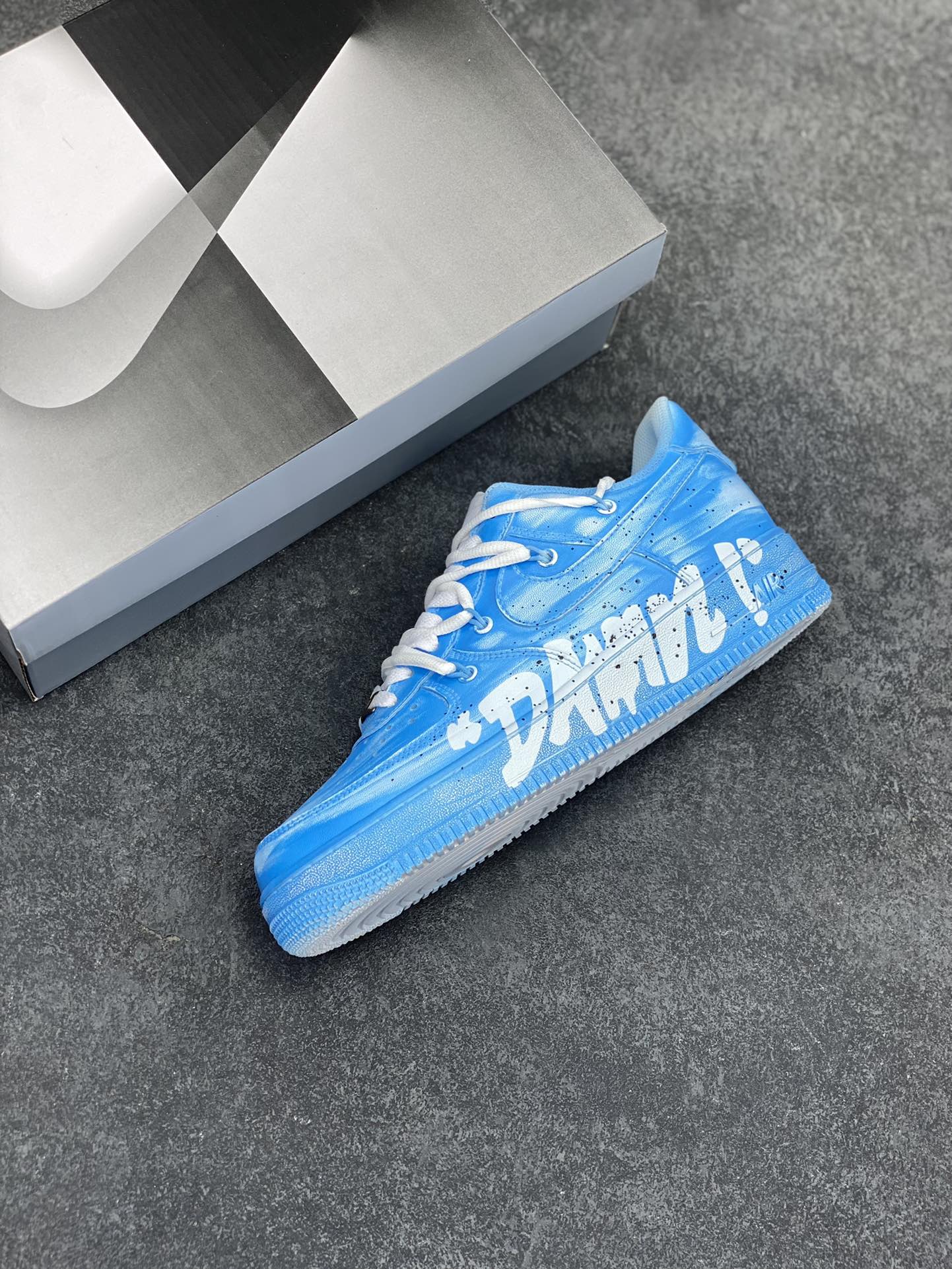 图片[7]-✨ “字母涂鸦”✨定制空军一号板鞋 ，该定制鞋选用原鞋为Nike Air Force 1 LE(GS)低帮复古板鞋 纯白， 经典的AF1原鞋鞋型，简单的增高板鞋设计，加入了简单的不规则做1日晕染，在外侧下面加入大logo设计，简单又不失个性化，独特的设计美学添加不一样的搭配效果。  货号：YY2024-992  尺码：36 36.5 37.5 38 38.5 39 40 40.5 41 42 42.5 43 44 44.5 45-选品中心