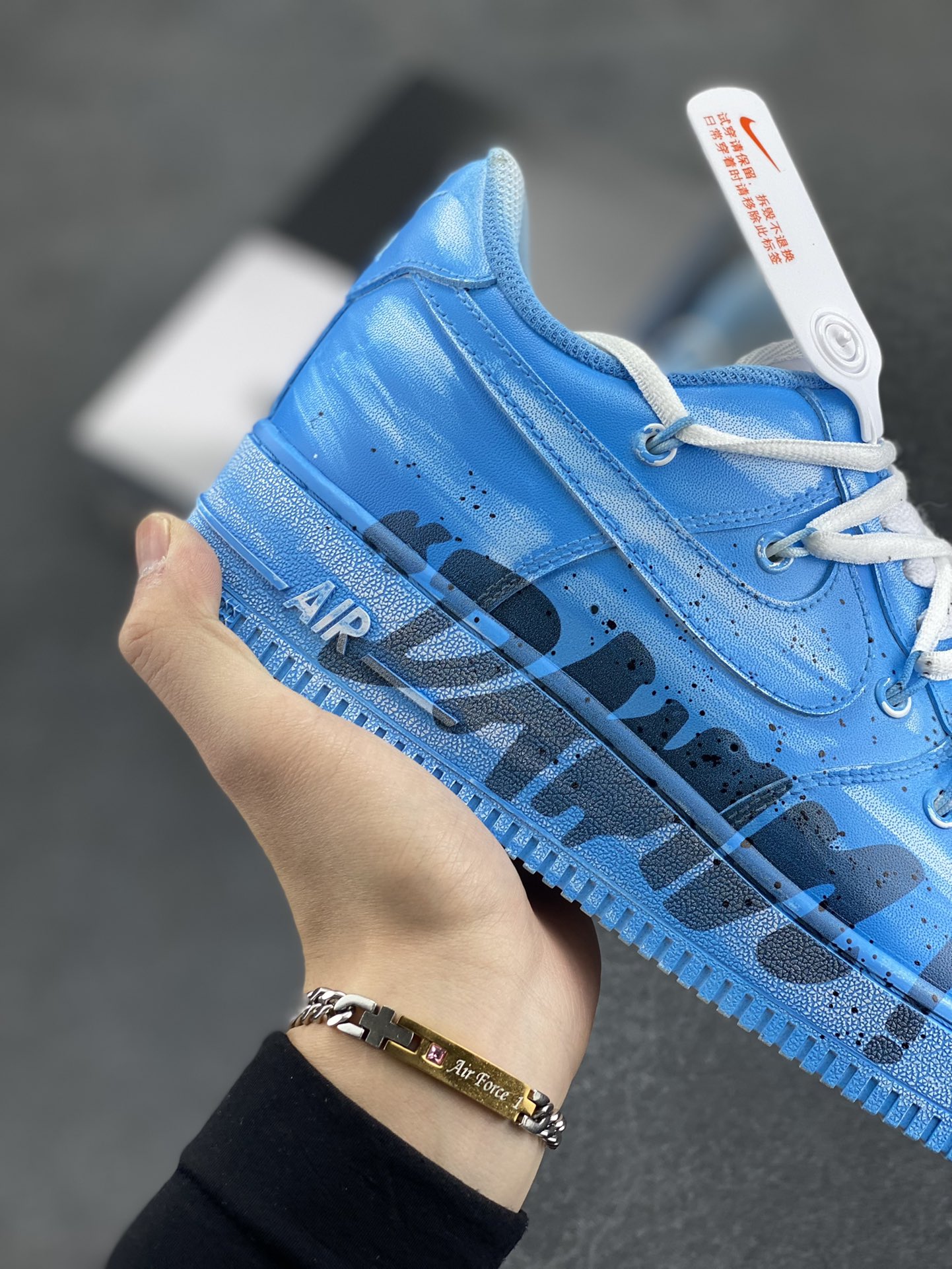 图片[6]-✨ “字母涂鸦”✨定制空军一号板鞋 ，该定制鞋选用原鞋为Nike Air Force 1 LE(GS)低帮复古板鞋 纯白， 经典的AF1原鞋鞋型，简单的增高板鞋设计，加入了简单的不规则做1日晕染，在外侧下面加入大logo设计，简单又不失个性化，独特的设计美学添加不一样的搭配效果。  货号：YY2024-992  尺码：36 36.5 37.5 38 38.5 39 40 40.5 41 42 42.5 43 44 44.5 45-选品中心