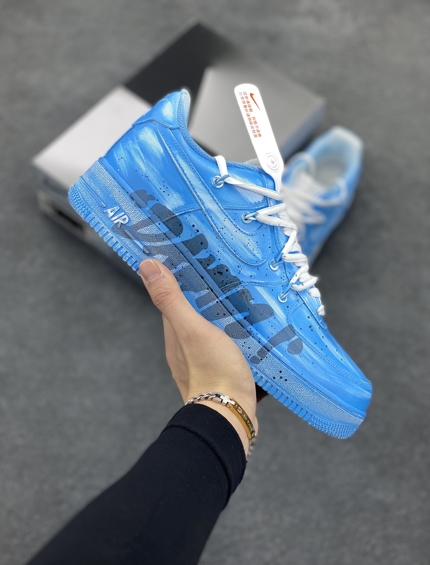 ✨ “字母涂鸦”✨定制空军一号板鞋 ，该定制鞋选用原鞋为Nike Air Force 1 LE(GS)低帮复古板鞋 纯白， 经典的AF1原鞋鞋型，简单的增高板鞋设计，加入了简单的不规则做1日晕染，在外侧下面加入大logo设计，简单又不失个性化，独特的设计美学添加不一样的搭配效果。  货号：YY2024-992  尺码：36 36.5 37.5 38 38.5 39 40 40.5 41 42 42.5 43 44 44.5 45-选品中心