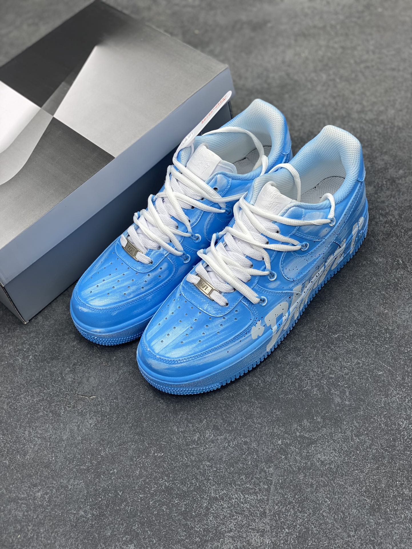 图片[8]-✨ “字母涂鸦”✨定制空军一号板鞋 ，该定制鞋选用原鞋为Nike Air Force 1 LE(GS)低帮复古板鞋 纯白， 经典的AF1原鞋鞋型，简单的增高板鞋设计，加入了简单的不规则做1日晕染，在外侧下面加入大logo设计，简单又不失个性化，独特的设计美学添加不一样的搭配效果。  货号：YY2024-992  尺码：36 36.5 37.5 38 38.5 39 40 40.5 41 42 42.5 43 44 44.5 45-选品中心