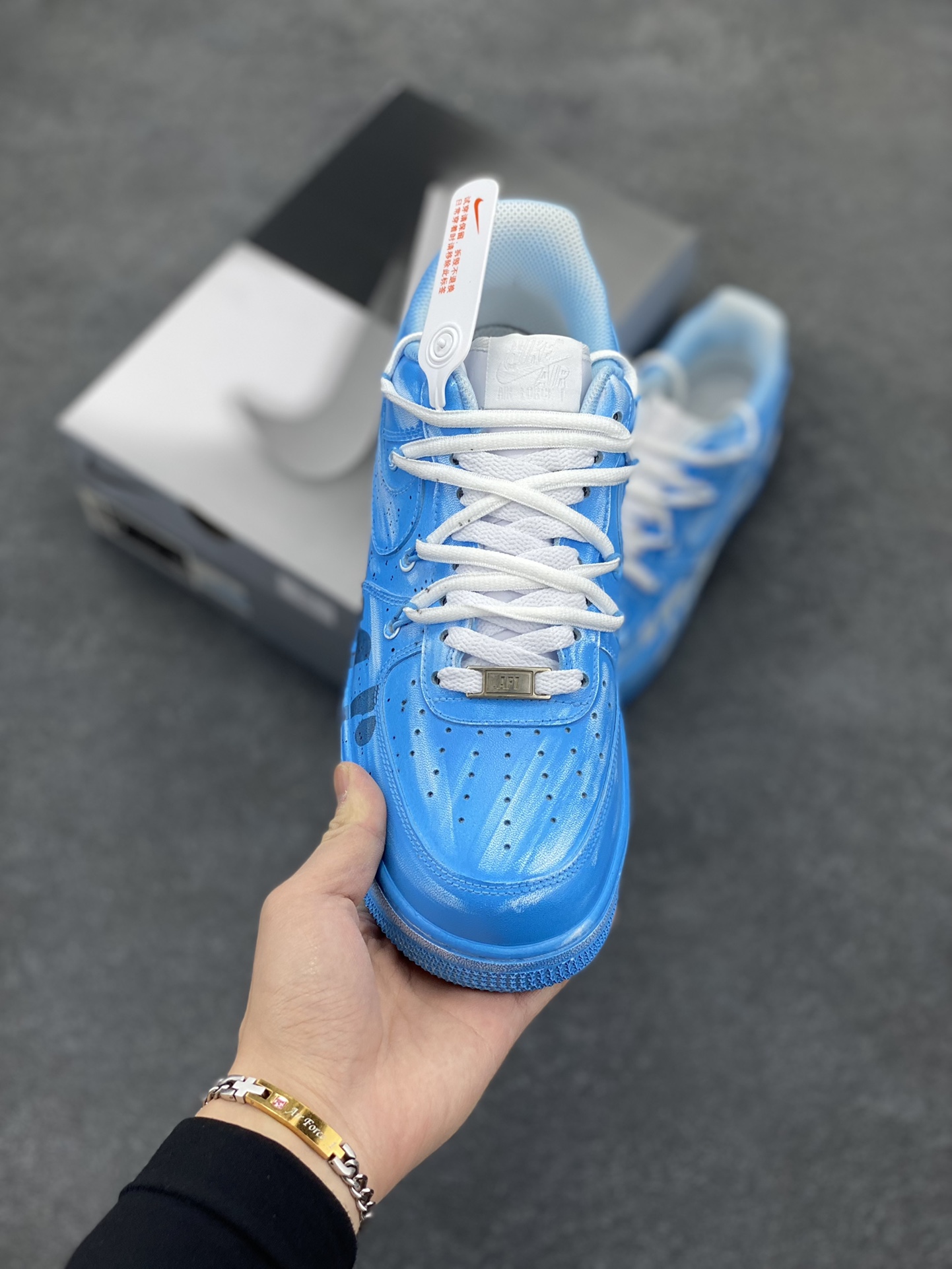 图片[2]-✨ “字母涂鸦”✨定制空军一号板鞋 ，该定制鞋选用原鞋为Nike Air Force 1 LE(GS)低帮复古板鞋 纯白， 经典的AF1原鞋鞋型，简单的增高板鞋设计，加入了简单的不规则做1日晕染，在外侧下面加入大logo设计，简单又不失个性化，独特的设计美学添加不一样的搭配效果。  货号：YY2024-992  尺码：36 36.5 37.5 38 38.5 39 40 40.5 41 42 42.5 43 44 44.5 45-选品中心