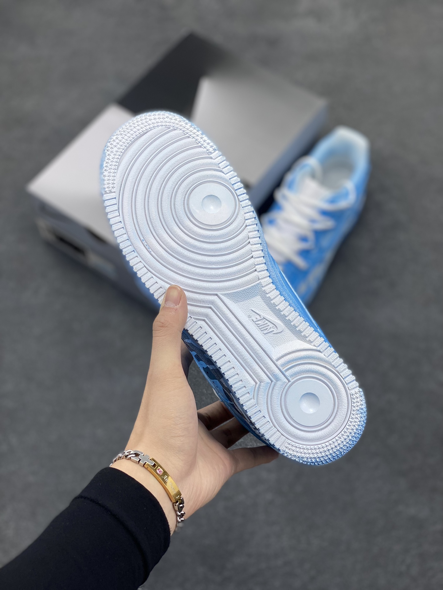 图片[5]-✨ “字母涂鸦”✨定制空军一号板鞋 ，该定制鞋选用原鞋为Nike Air Force 1 LE(GS)低帮复古板鞋 纯白， 经典的AF1原鞋鞋型，简单的增高板鞋设计，加入了简单的不规则做1日晕染，在外侧下面加入大logo设计，简单又不失个性化，独特的设计美学添加不一样的搭配效果。  货号：YY2024-992  尺码：36 36.5 37.5 38 38.5 39 40 40.5 41 42 42.5 43 44 44.5 45-选品中心