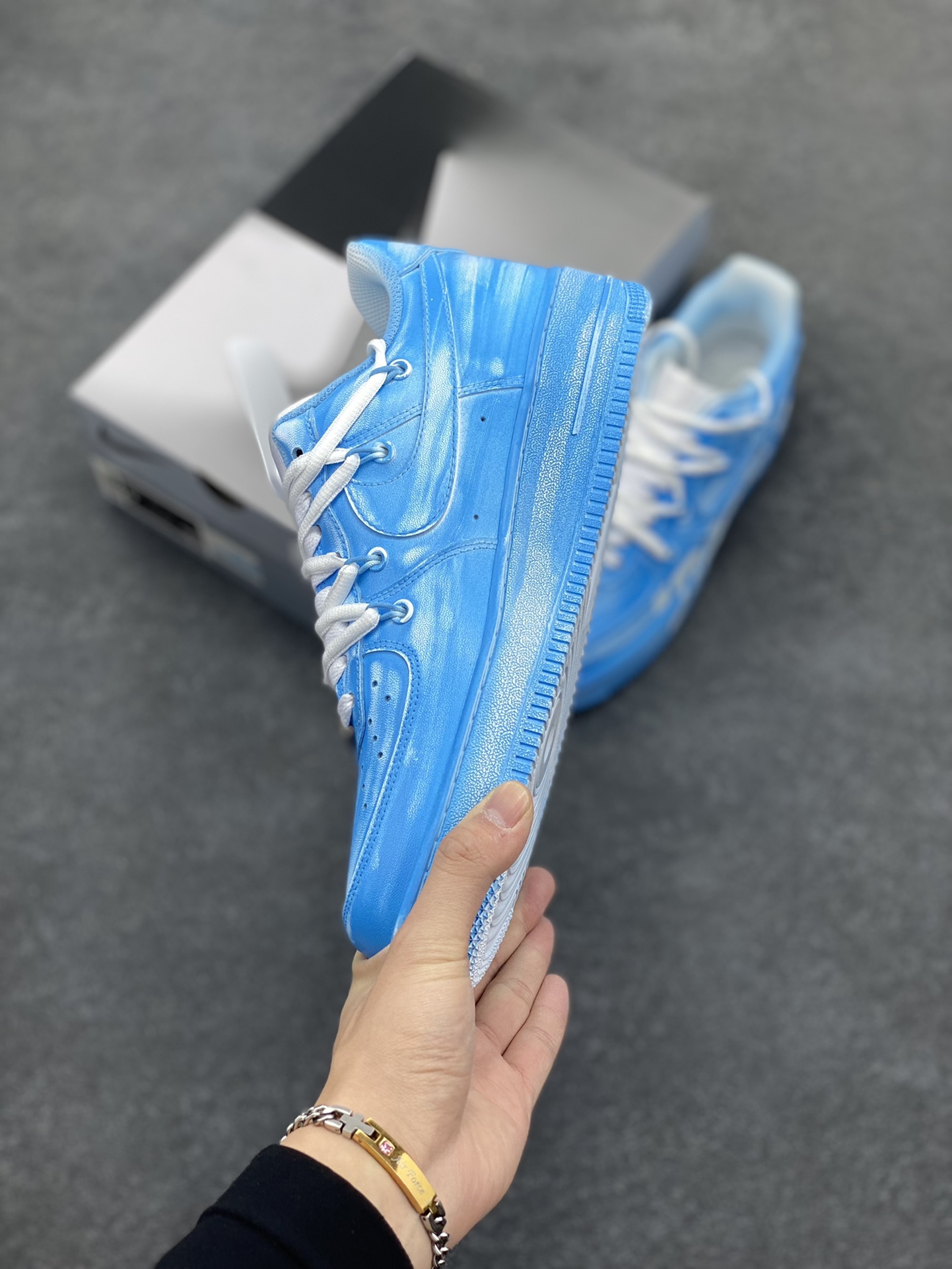 图片[3]-✨ “字母涂鸦”✨定制空军一号板鞋 ，该定制鞋选用原鞋为Nike Air Force 1 LE(GS)低帮复古板鞋 纯白， 经典的AF1原鞋鞋型，简单的增高板鞋设计，加入了简单的不规则做1日晕染，在外侧下面加入大logo设计，简单又不失个性化，独特的设计美学添加不一样的搭配效果。  货号：YY2024-992  尺码：36 36.5 37.5 38 38.5 39 40 40.5 41 42 42.5 43 44 44.5 45-选品中心