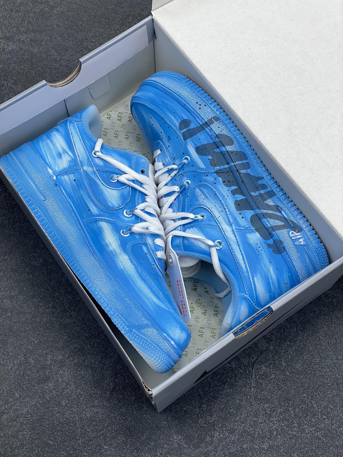 图片[9]-✨ “字母涂鸦”✨定制空军一号板鞋 ，该定制鞋选用原鞋为Nike Air Force 1 LE(GS)低帮复古板鞋 纯白， 经典的AF1原鞋鞋型，简单的增高板鞋设计，加入了简单的不规则做1日晕染，在外侧下面加入大logo设计，简单又不失个性化，独特的设计美学添加不一样的搭配效果。  货号：YY2024-992  尺码：36 36.5 37.5 38 38.5 39 40 40.5 41 42 42.5 43 44 44.5 45-选品中心