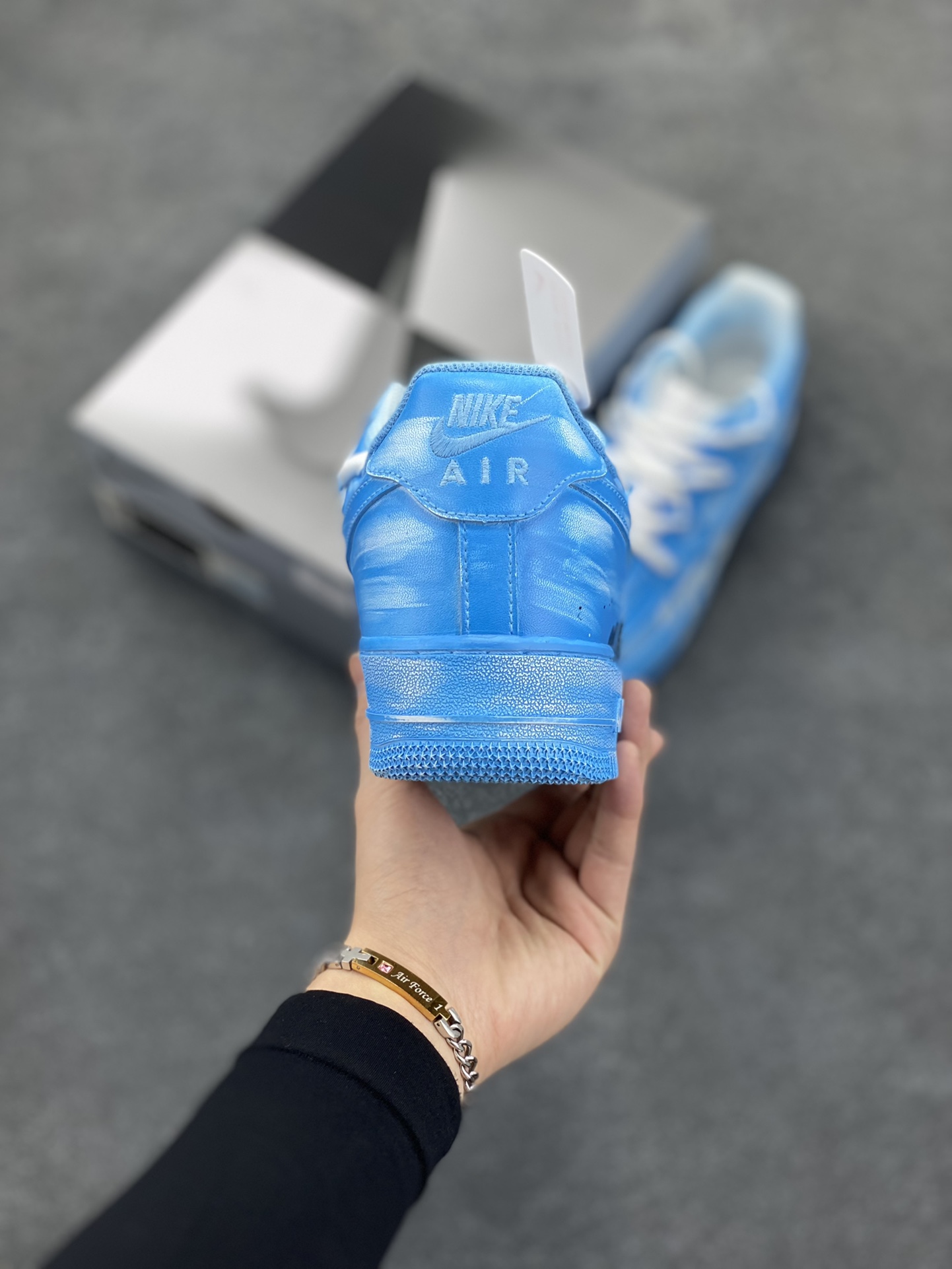 图片[4]-✨ “字母涂鸦”✨定制空军一号板鞋 ，该定制鞋选用原鞋为Nike Air Force 1 LE(GS)低帮复古板鞋 纯白， 经典的AF1原鞋鞋型，简单的增高板鞋设计，加入了简单的不规则做1日晕染，在外侧下面加入大logo设计，简单又不失个性化，独特的设计美学添加不一样的搭配效果。  货号：YY2024-992  尺码：36 36.5 37.5 38 38.5 39 40 40.5 41 42 42.5 43 44 44.5 45-选品中心