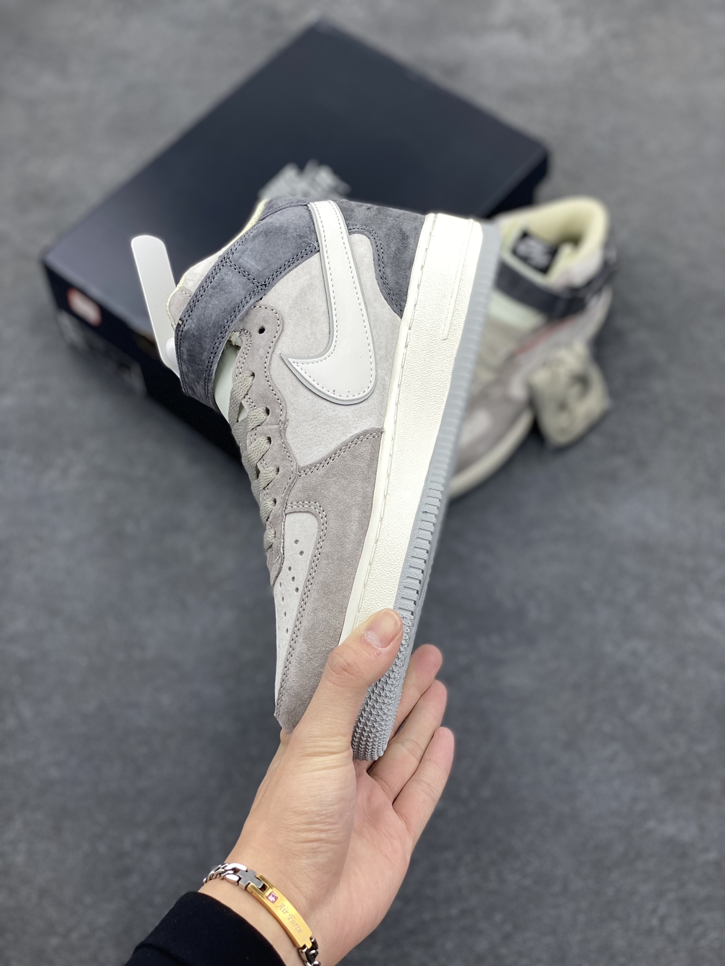 图片[3]-Nike Air Force 1 MID ’07 米灰黑配色 空军一号中帮休闲板鞋 原厂麂皮 3M反光 原楦原纸板 纯正版型 正品NFC感应芯片 高清洁度 内置全掌气垫 货号：DG9158-616 尺码：36 36.5 37.5 38 38.5 39 40 40.5 41 42 42.5 43 44 44.5 45-选品中心