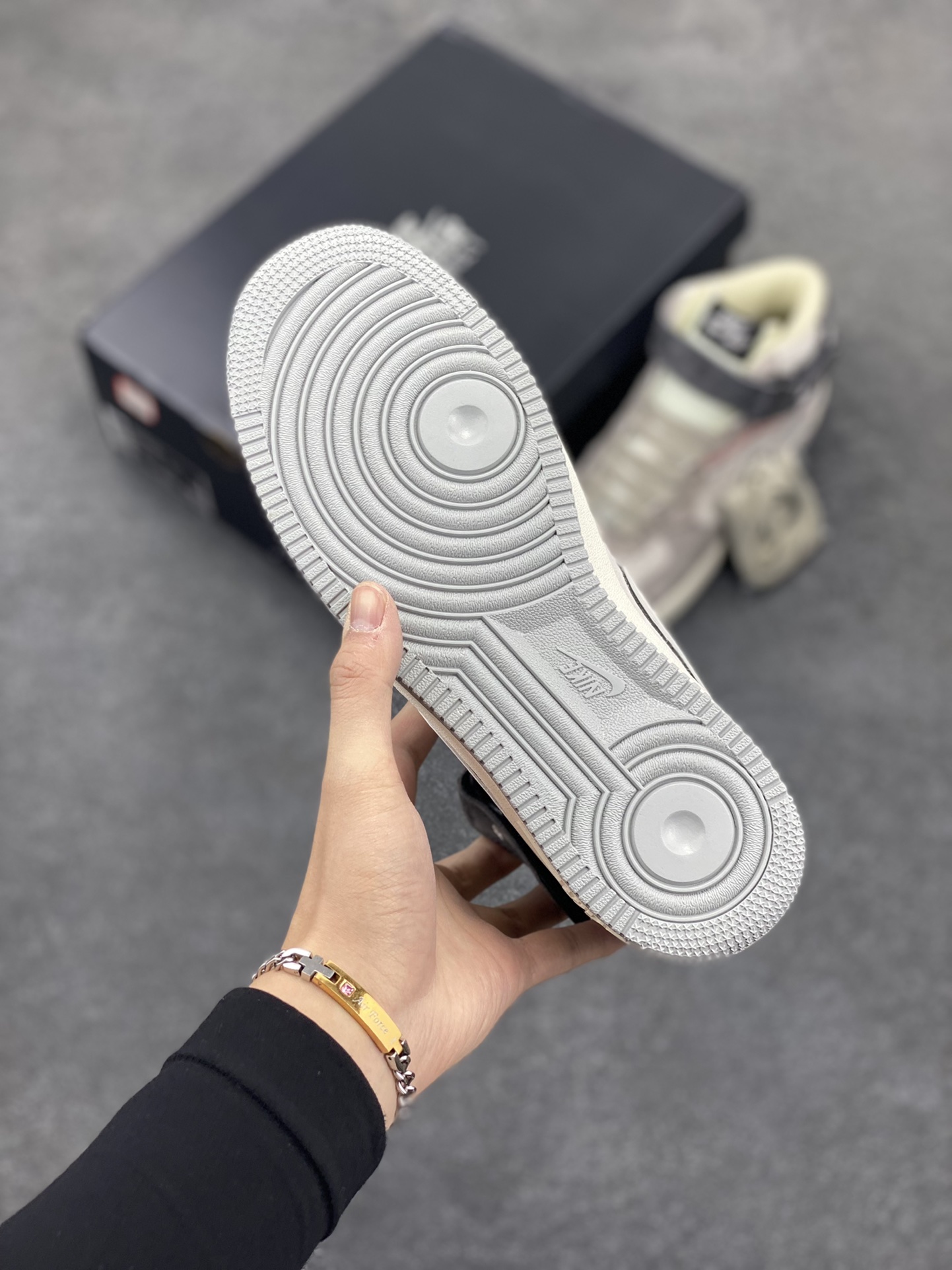 图片[5]-Nike Air Force 1 MID ’07 米灰黑配色 空军一号中帮休闲板鞋 原厂麂皮 3M反光 原楦原纸板 纯正版型 正品NFC感应芯片 高清洁度 内置全掌气垫 货号：DG9158-616 尺码：36 36.5 37.5 38 38.5 39 40 40.5 41 42 42.5 43 44 44.5 45-选品中心