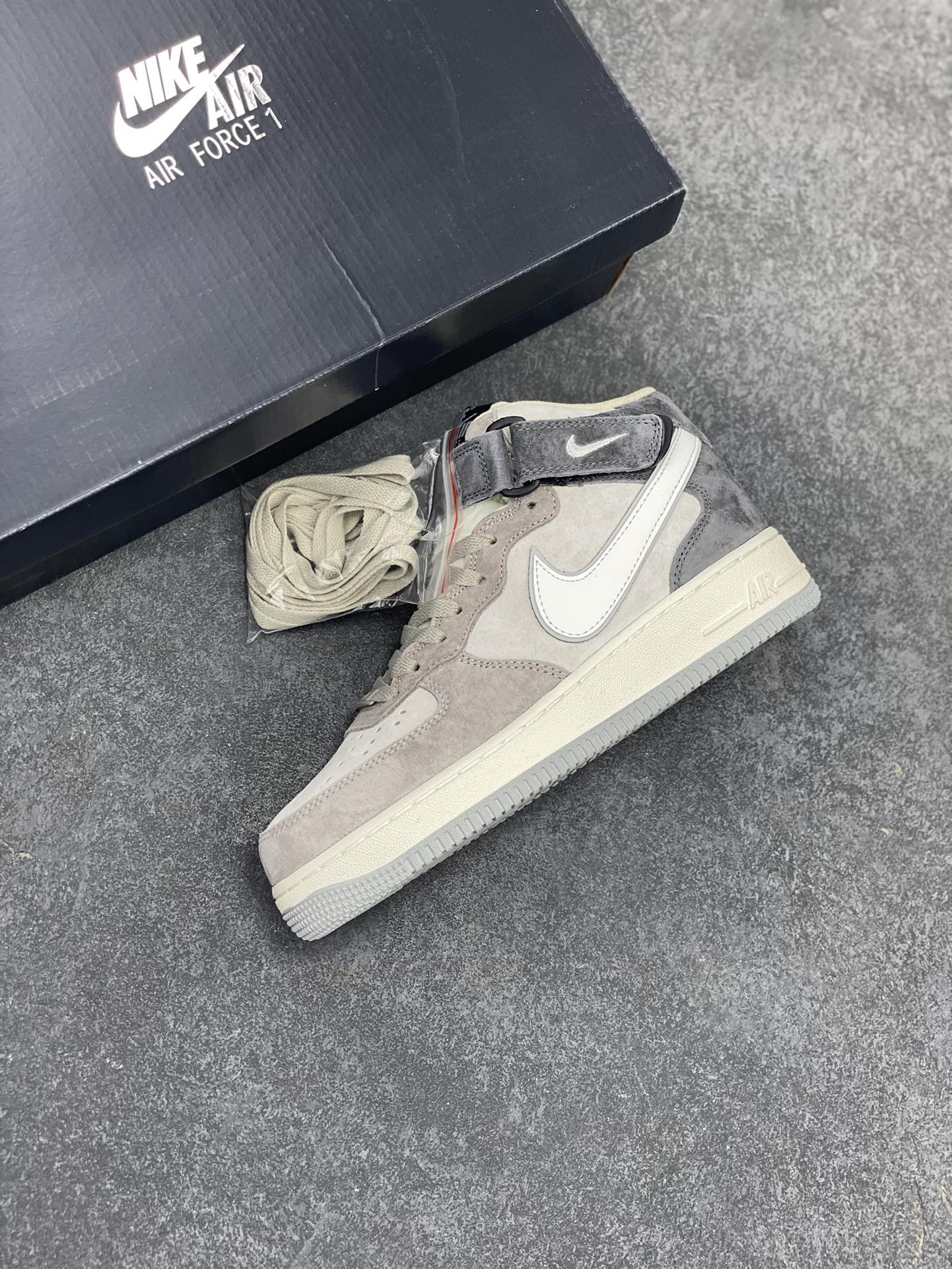 图片[7]-Nike Air Force 1 MID ’07 米灰黑配色 空军一号中帮休闲板鞋 原厂麂皮 3M反光 原楦原纸板 纯正版型 正品NFC感应芯片 高清洁度 内置全掌气垫 货号：DG9158-616 尺码：36 36.5 37.5 38 38.5 39 40 40.5 41 42 42.5 43 44 44.5 45-选品中心