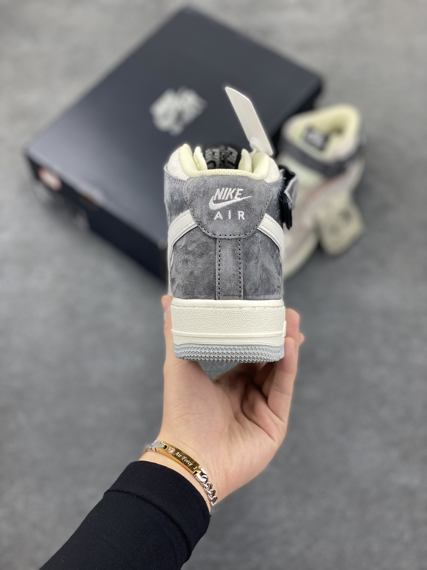图片[4]-Nike Air Force 1 MID ’07 米灰黑配色 空军一号中帮休闲板鞋 原厂麂皮 3M反光 原楦原纸板 纯正版型 正品NFC感应芯片 高清洁度 内置全掌气垫 货号：DG9158-616 尺码：36 36.5 37.5 38 38.5 39 40 40.5 41 42 42.5 43 44 44.5 45-选品中心