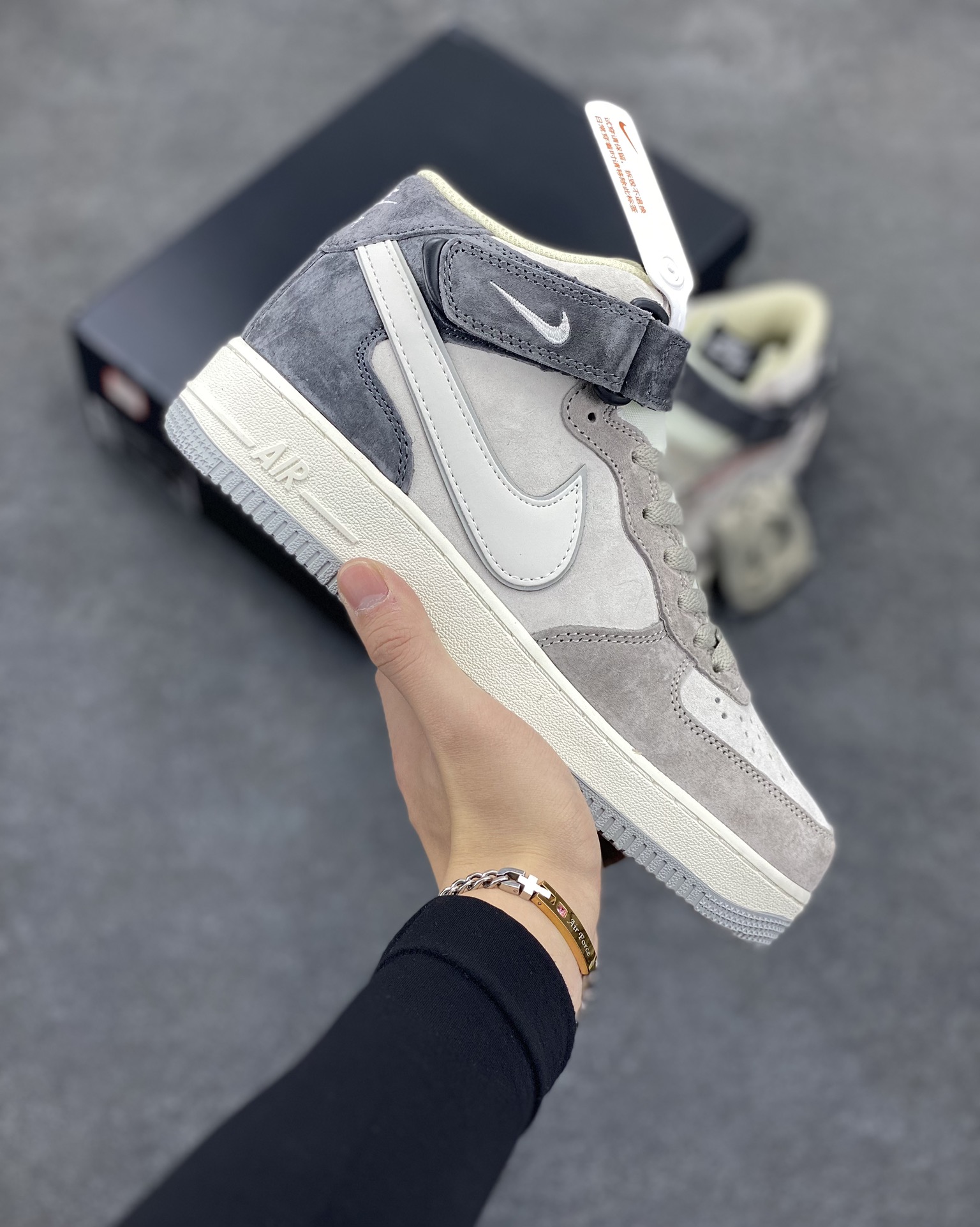 Nike Air Force 1 MID ’07 米灰黑配色 空军一号中帮休闲板鞋 原厂麂皮 3M反光 原楦原纸板 纯正版型 正品NFC感应芯片 高清洁度 内置全掌气垫 货号：DG9158-616 尺码：36 36.5 37.5 38 38.5 39 40 40.5 41 42 42.5 43 44 44.5 45-选品中心