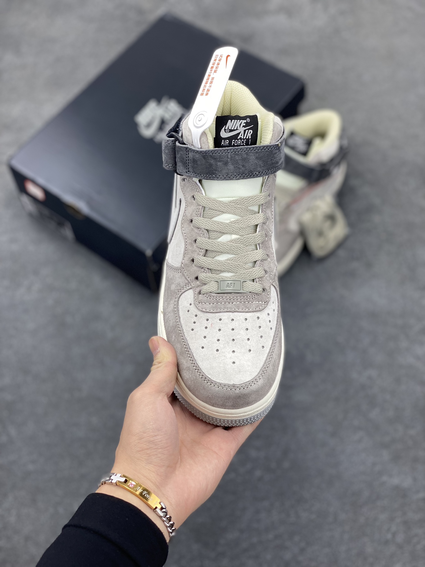 图片[2]-Nike Air Force 1 MID ’07 米灰黑配色 空军一号中帮休闲板鞋 原厂麂皮 3M反光 原楦原纸板 纯正版型 正品NFC感应芯片 高清洁度 内置全掌气垫 货号：DG9158-616 尺码：36 36.5 37.5 38 38.5 39 40 40.5 41 42 42.5 43 44 44.5 45-选品中心
