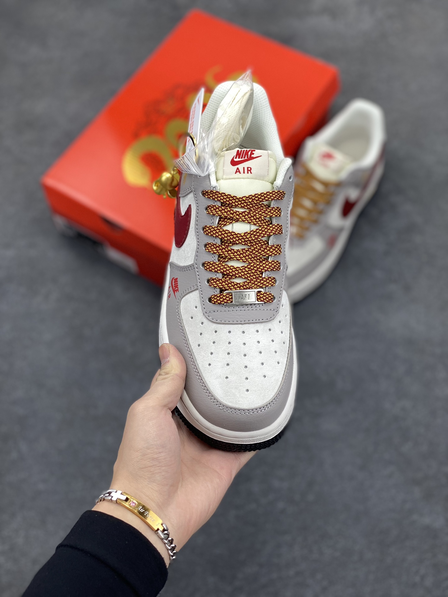 图片[2]-NIke Air Force 1 \’07 Low “蛇年限定——米灰红勾”空军一号 低帮 运动鞋 休闲鞋 折边针车 工艺难度大 原楦头原纸板 原装鞋盒 定制五金配件 内置全掌气垫 原厂鞋底 货号：DM6688-029 尺码：36 36.5 37.5 38 38.5 39 40 40.5 41 42 42.5 43 44 44.5 45-选品中心