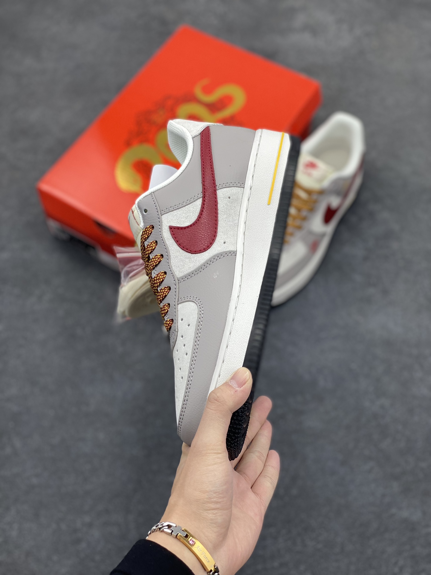 图片[3]-NIke Air Force 1 \’07 Low “蛇年限定——米灰红勾”空军一号 低帮 运动鞋 休闲鞋 折边针车 工艺难度大 原楦头原纸板 原装鞋盒 定制五金配件 内置全掌气垫 原厂鞋底 货号：DM6688-029 尺码：36 36.5 37.5 38 38.5 39 40 40.5 41 42 42.5 43 44 44.5 45-选品中心