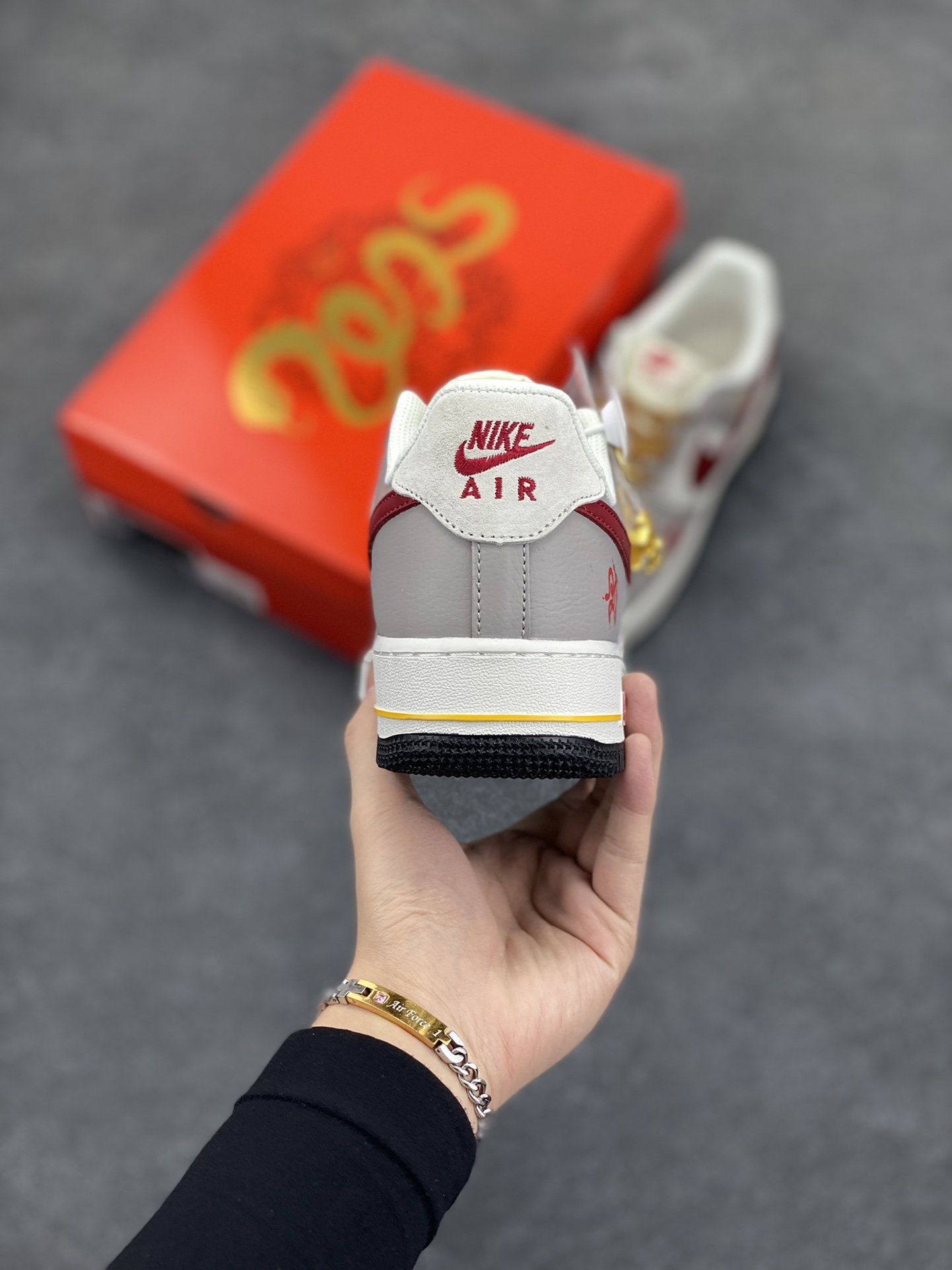 图片[4]-NIke Air Force 1 \’07 Low “蛇年限定——米灰红勾”空军一号 低帮 运动鞋 休闲鞋 折边针车 工艺难度大 原楦头原纸板 原装鞋盒 定制五金配件 内置全掌气垫 原厂鞋底 货号：DM6688-029 尺码：36 36.5 37.5 38 38.5 39 40 40.5 41 42 42.5 43 44 44.5 45-选品中心