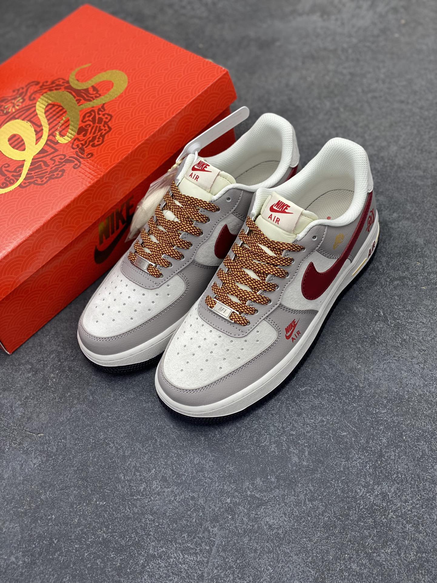 图片[8]-NIke Air Force 1 \’07 Low “蛇年限定——米灰红勾”空军一号 低帮 运动鞋 休闲鞋 折边针车 工艺难度大 原楦头原纸板 原装鞋盒 定制五金配件 内置全掌气垫 原厂鞋底 货号：DM6688-029 尺码：36 36.5 37.5 38 38.5 39 40 40.5 41 42 42.5 43 44 44.5 45-选品中心