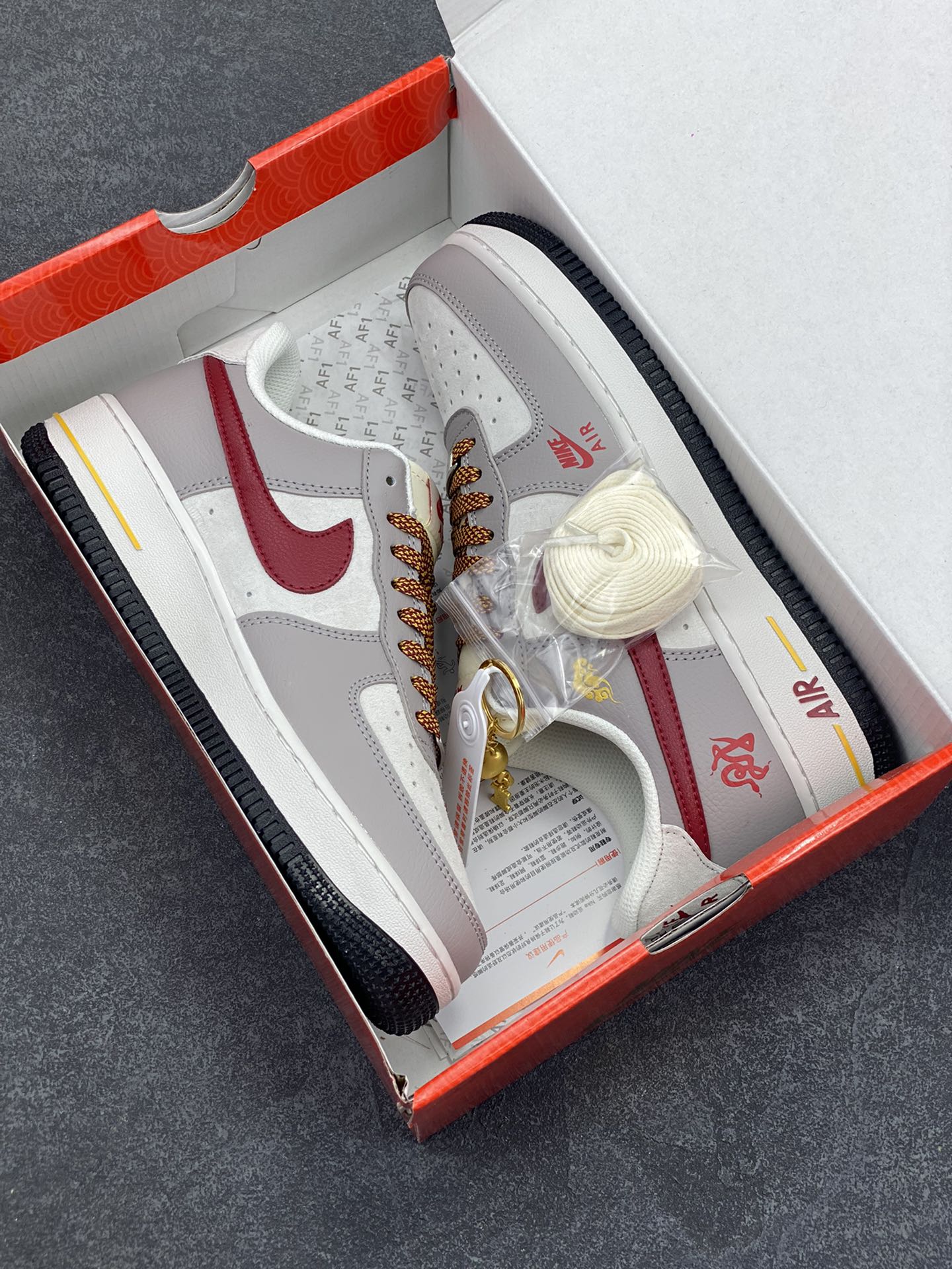 图片[9]-NIke Air Force 1 \’07 Low “蛇年限定——米灰红勾”空军一号 低帮 运动鞋 休闲鞋 折边针车 工艺难度大 原楦头原纸板 原装鞋盒 定制五金配件 内置全掌气垫 原厂鞋底 货号：DM6688-029 尺码：36 36.5 37.5 38 38.5 39 40 40.5 41 42 42.5 43 44 44.5 45-选品中心