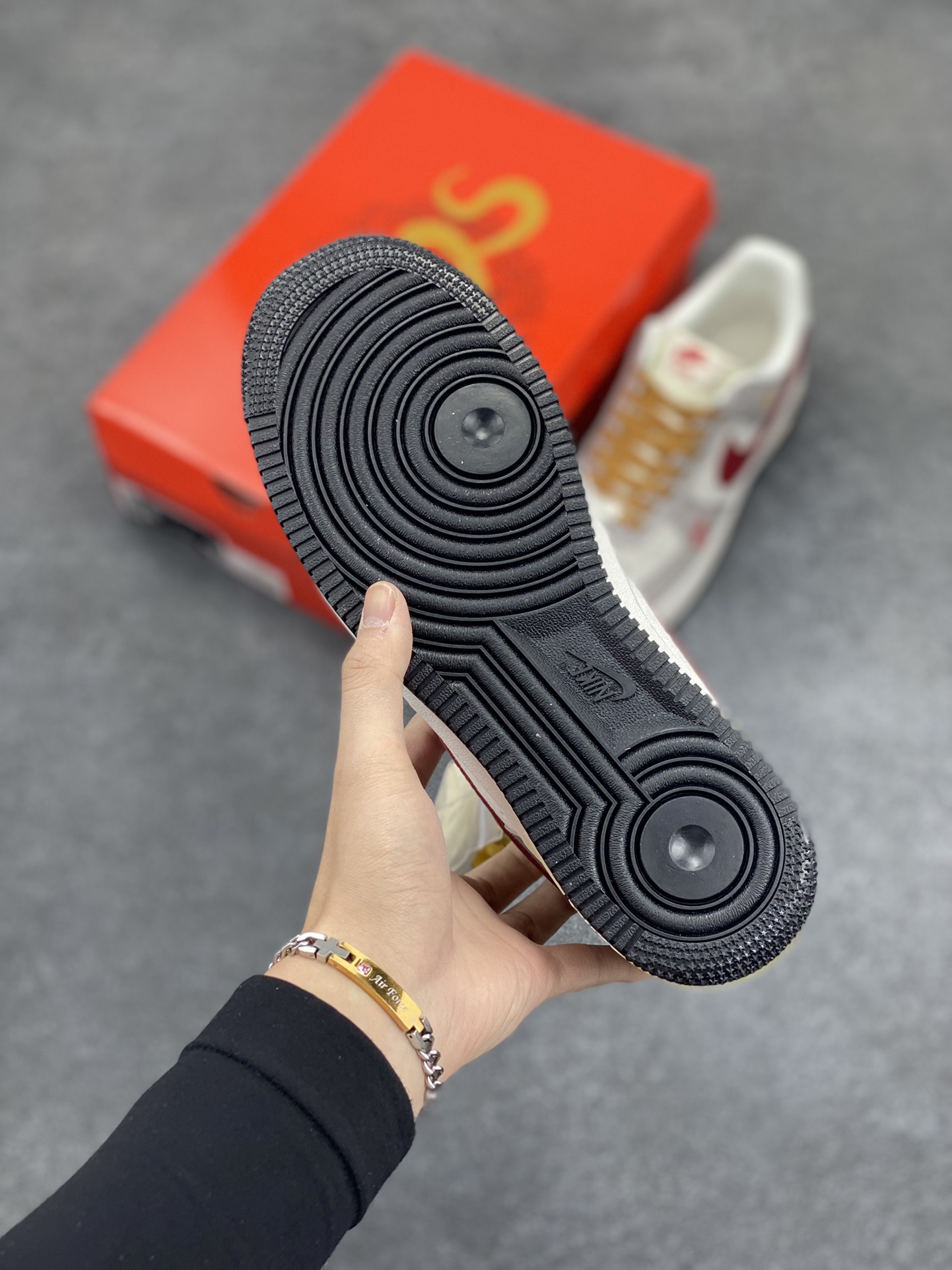 图片[5]-NIke Air Force 1 \’07 Low “蛇年限定——米灰红勾”空军一号 低帮 运动鞋 休闲鞋 折边针车 工艺难度大 原楦头原纸板 原装鞋盒 定制五金配件 内置全掌气垫 原厂鞋底 货号：DM6688-029 尺码：36 36.5 37.5 38 38.5 39 40 40.5 41 42 42.5 43 44 44.5 45-选品中心